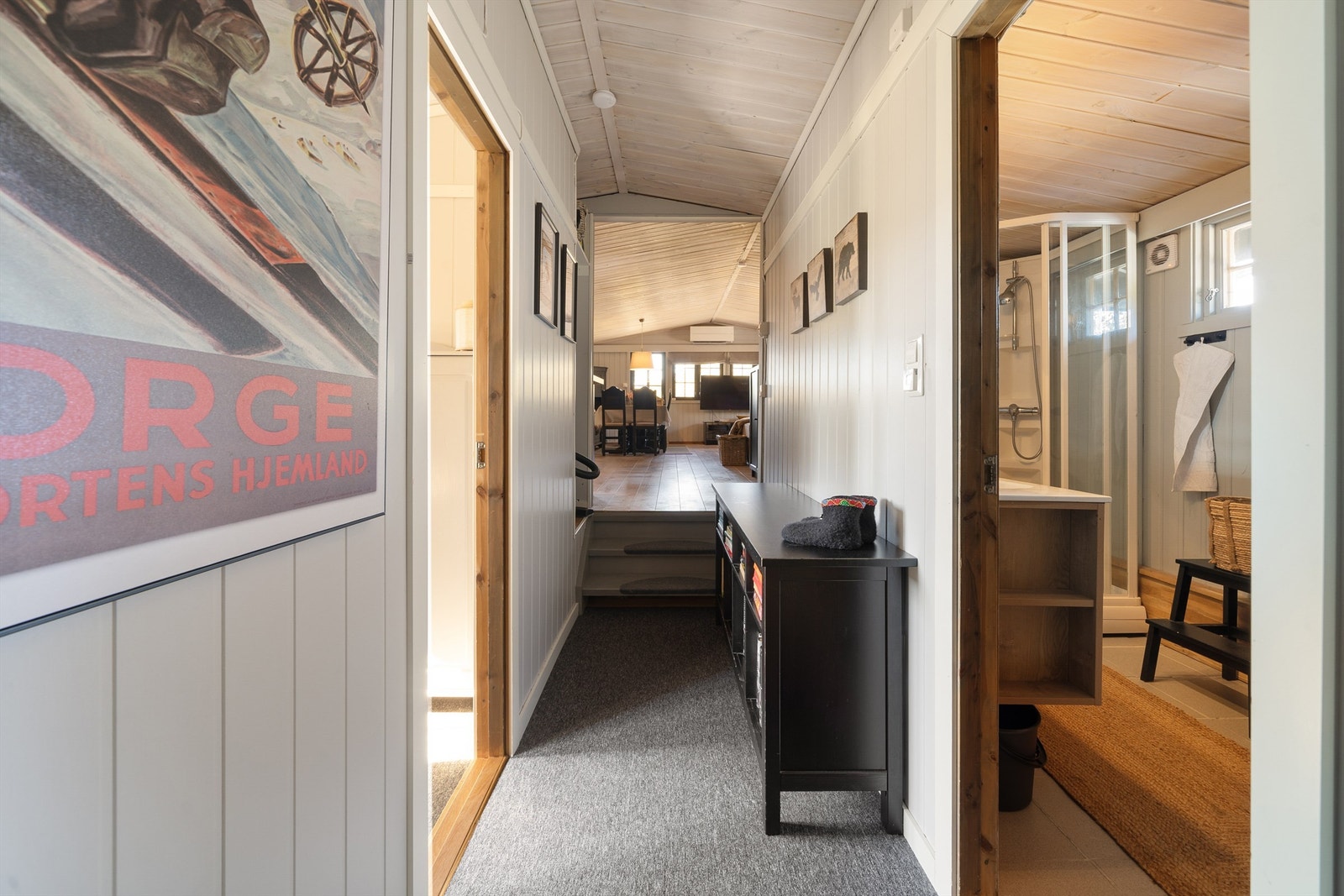 Gangen mellom soverommen og bad, mot stue. Galleribilde