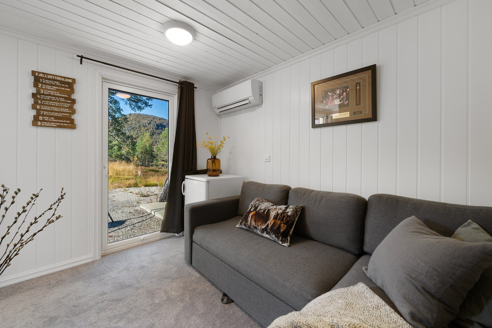 Fra stuen i annekset med utsikt mot Plassenuten. Galleribilde