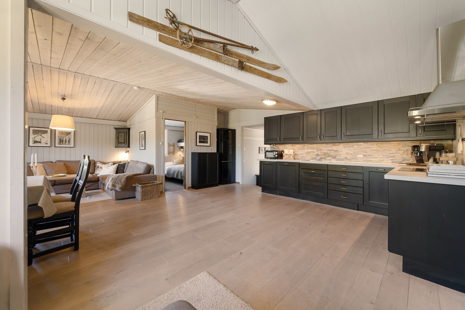 Fra inngangen til stue og kjøkken. Hovedsoverommet rett frem. Galleribilde