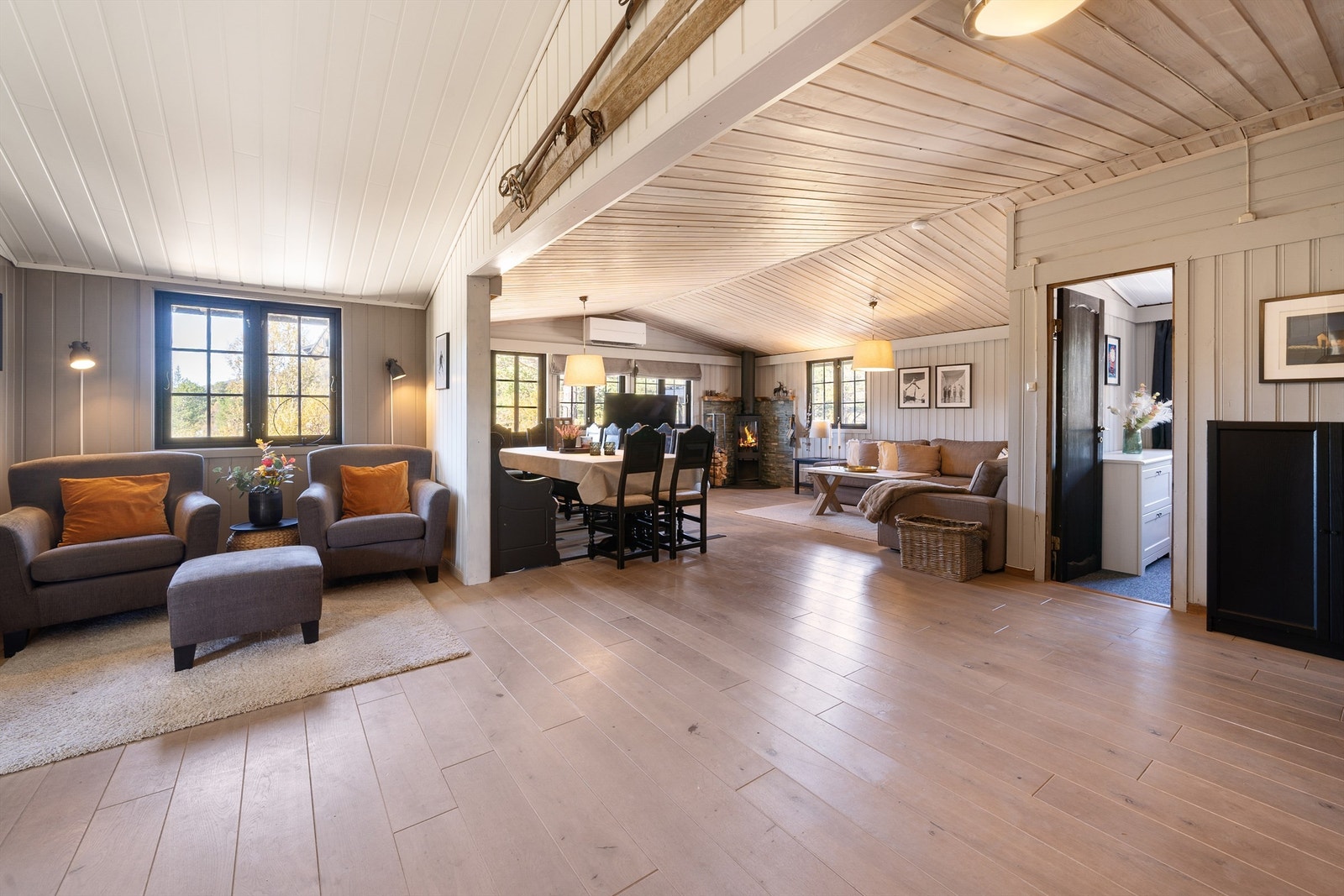 Fra kjøkkeninnredningen mot stue. Soverom til høyre. Galleribilde