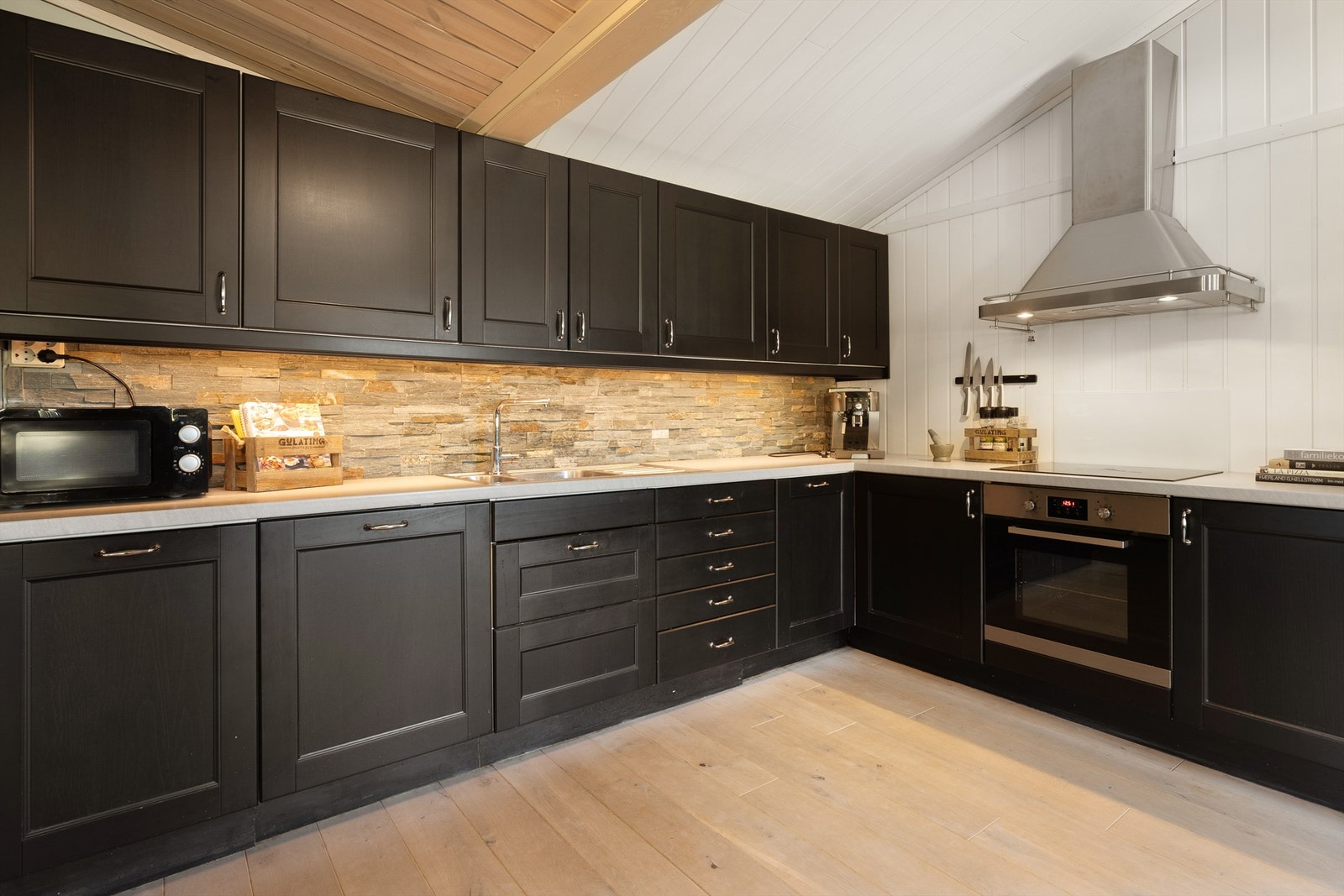 Godt med skap og benkplass på kjøkken. Integrerte hvitevarer. Galleribilde