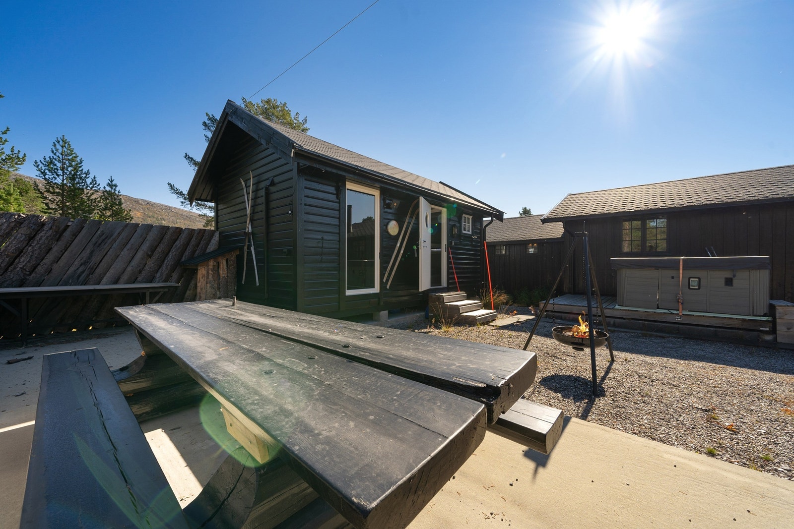 Solrik og usjenert uteplasss utenfor annekset. Galleribilde