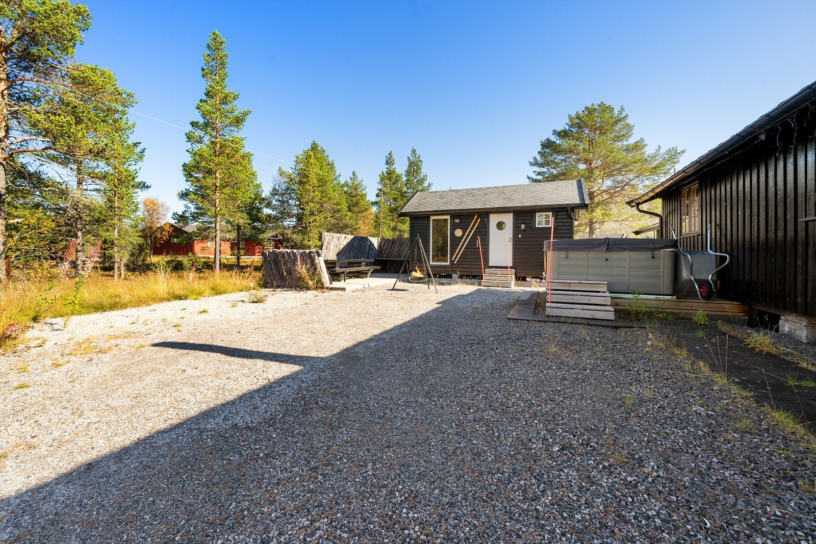 Tunløsningen mot anneks og uteplassen utenfor. Galleribilde