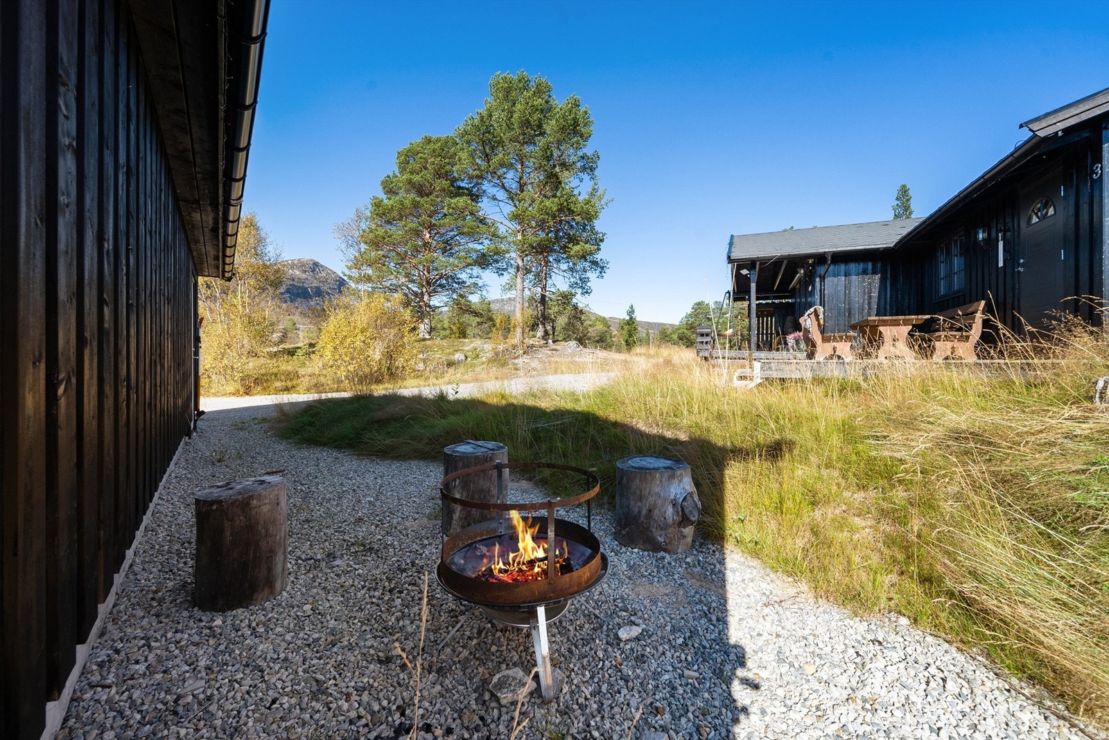 Flere uteplasser. Her bak garasjen. Galleribilde