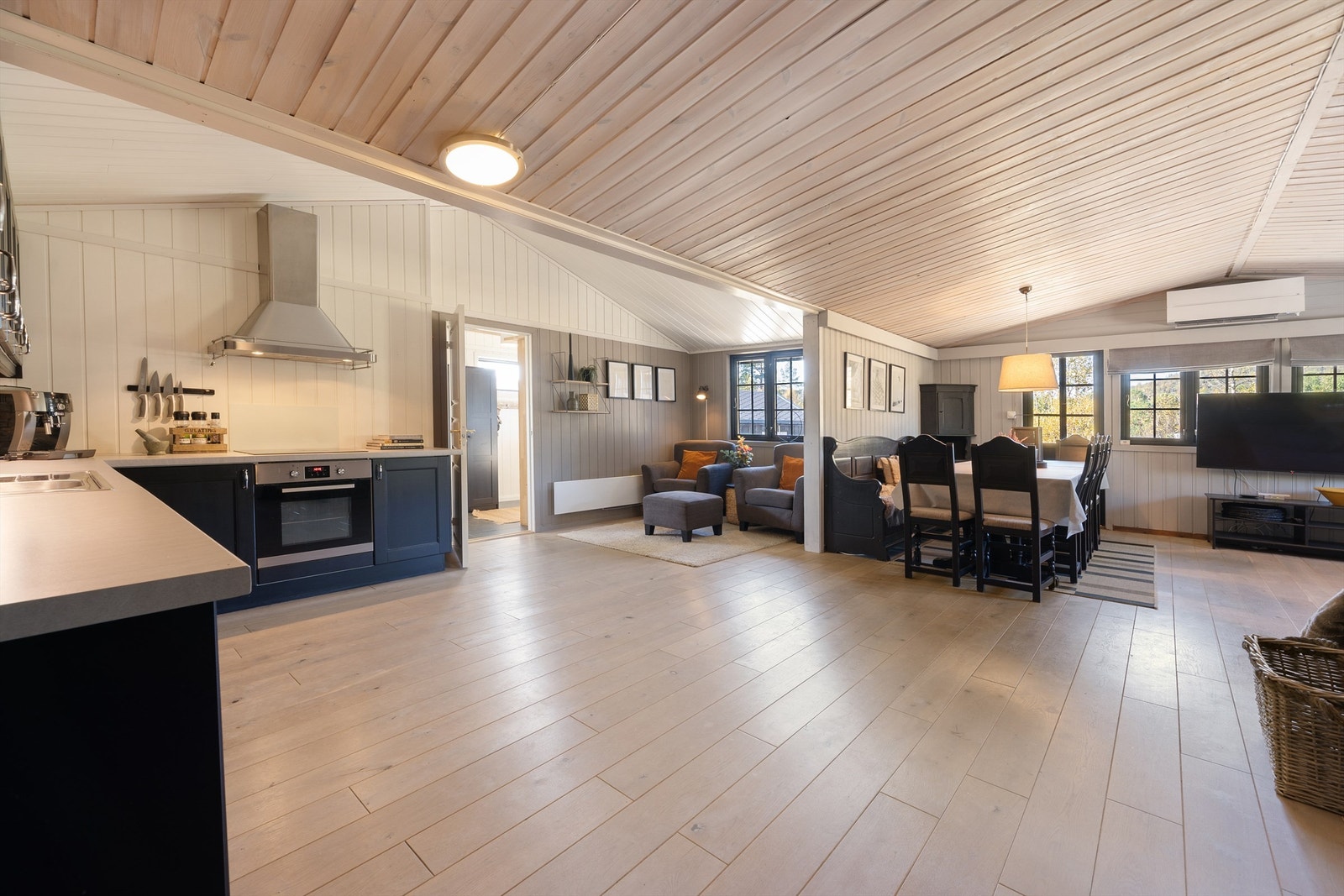 Kjøkkeninnredning til venstre. Stue med varmepumpe. Galleribilde