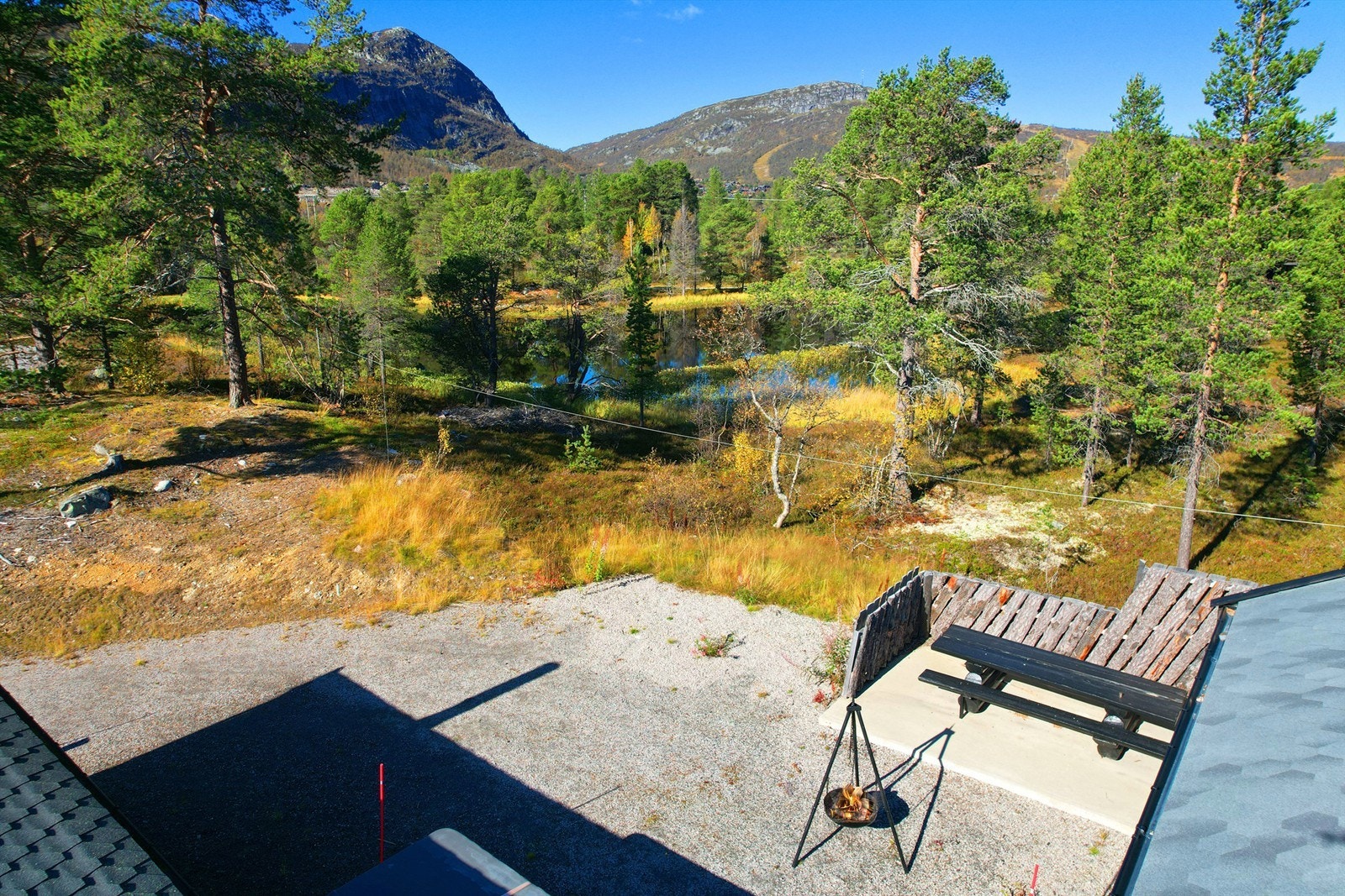 Solrike uteplasser. Utsikten mot koselig tjern. Galleribilde