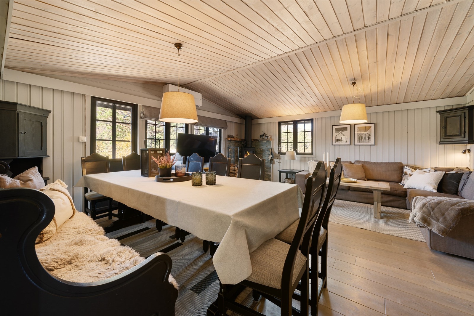 Fra spiseplassen mot stue. Galleribilde