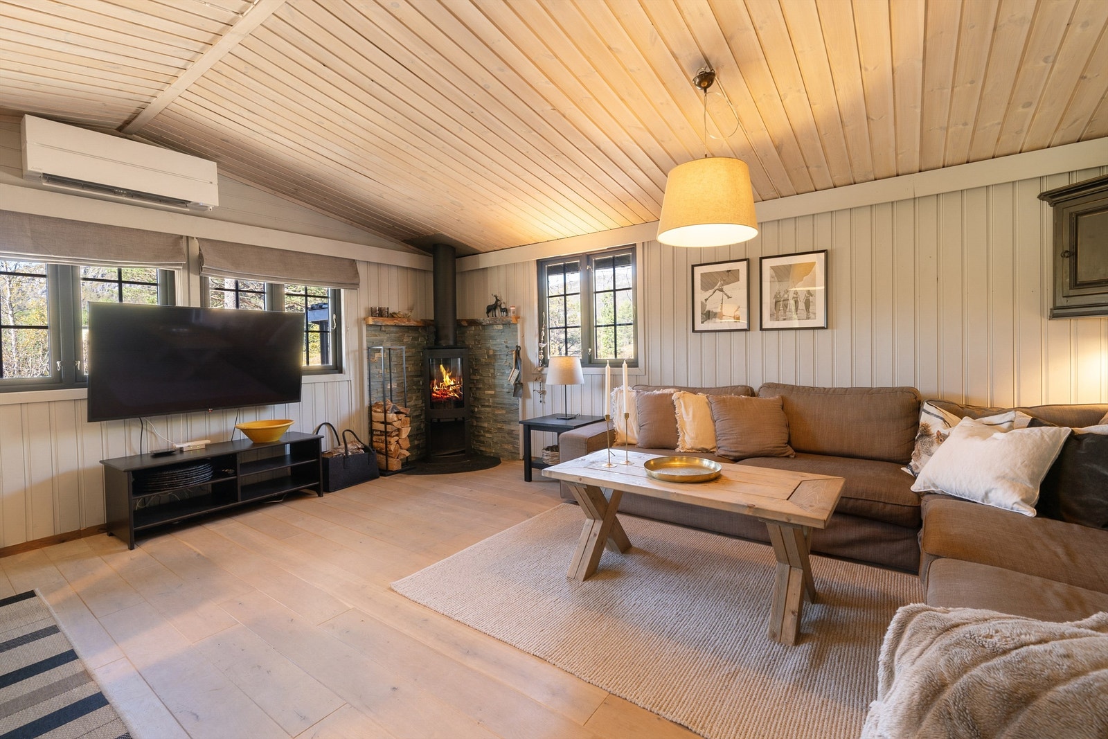 Stuen har både peisovn og varmepumpe. Galleribilde
