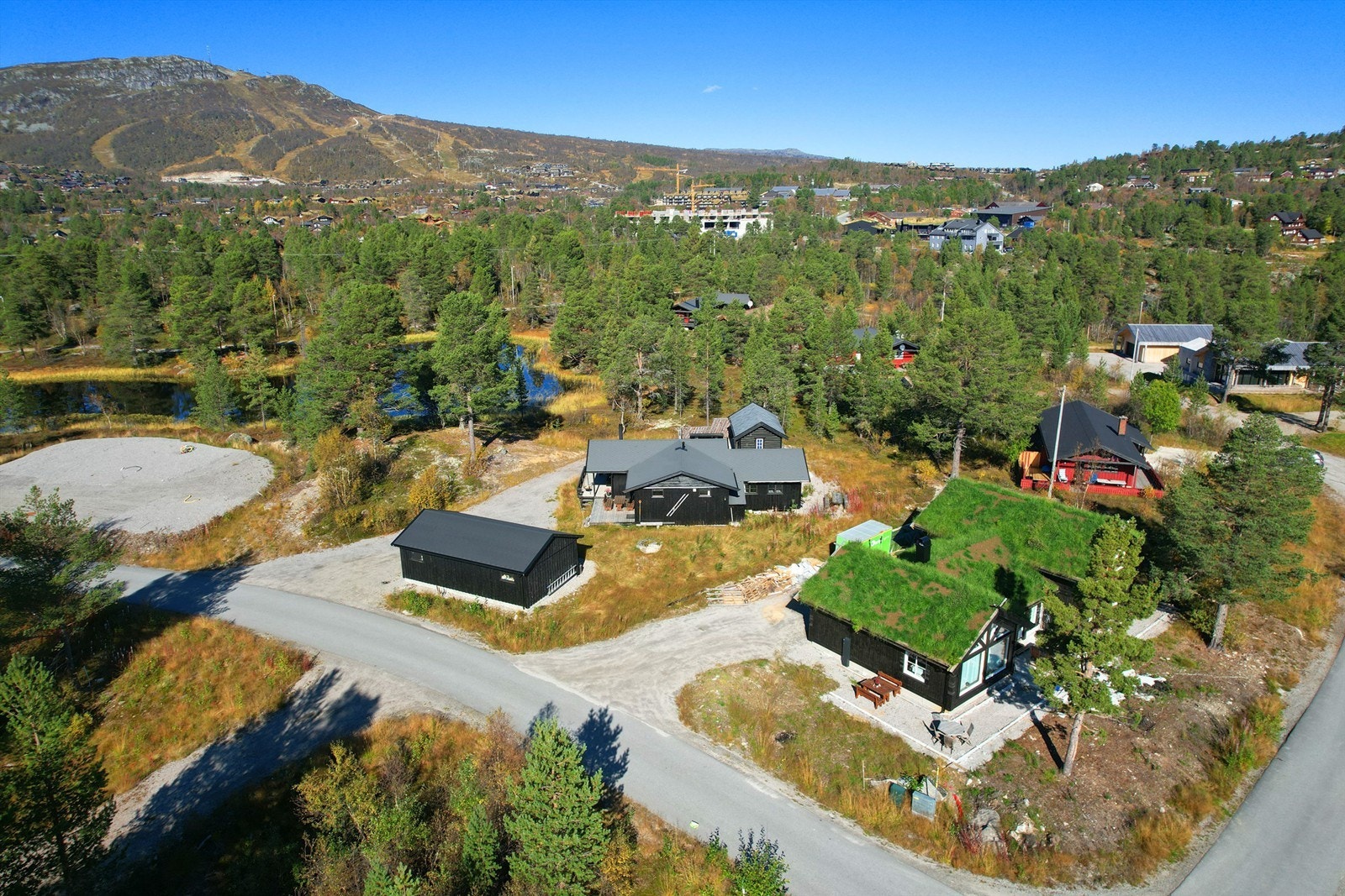 Idyllisk tun med garasje, anneks og hytten. Galleribilde