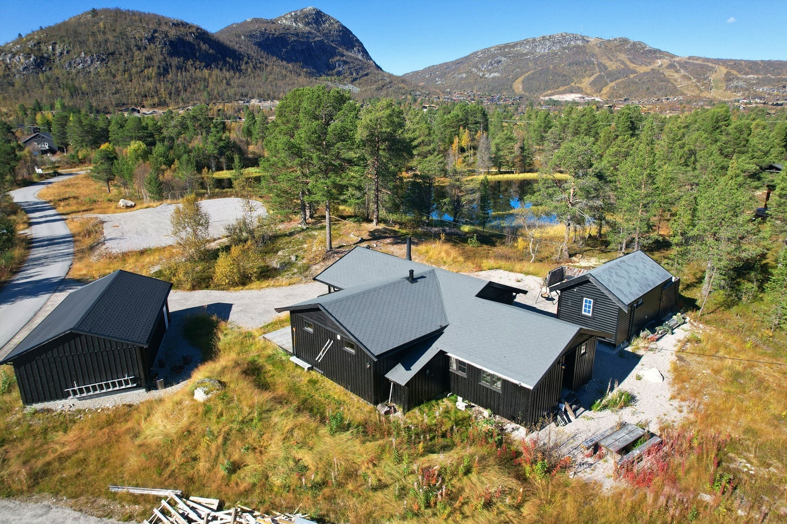 Fra hytten mot skisenteret. Idyllisk med vannet. Galleribilde