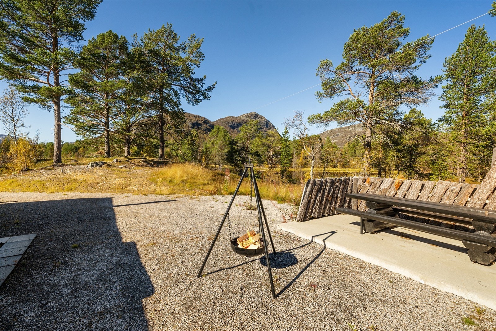 Uteplassen utenfor annekset. Usjenert og solrik. Utsikt mot Hovdenut og skisenteret. Galleribilde