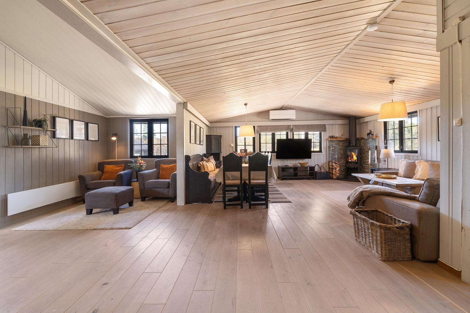 Romslig stue med peisovn. Galleribilde