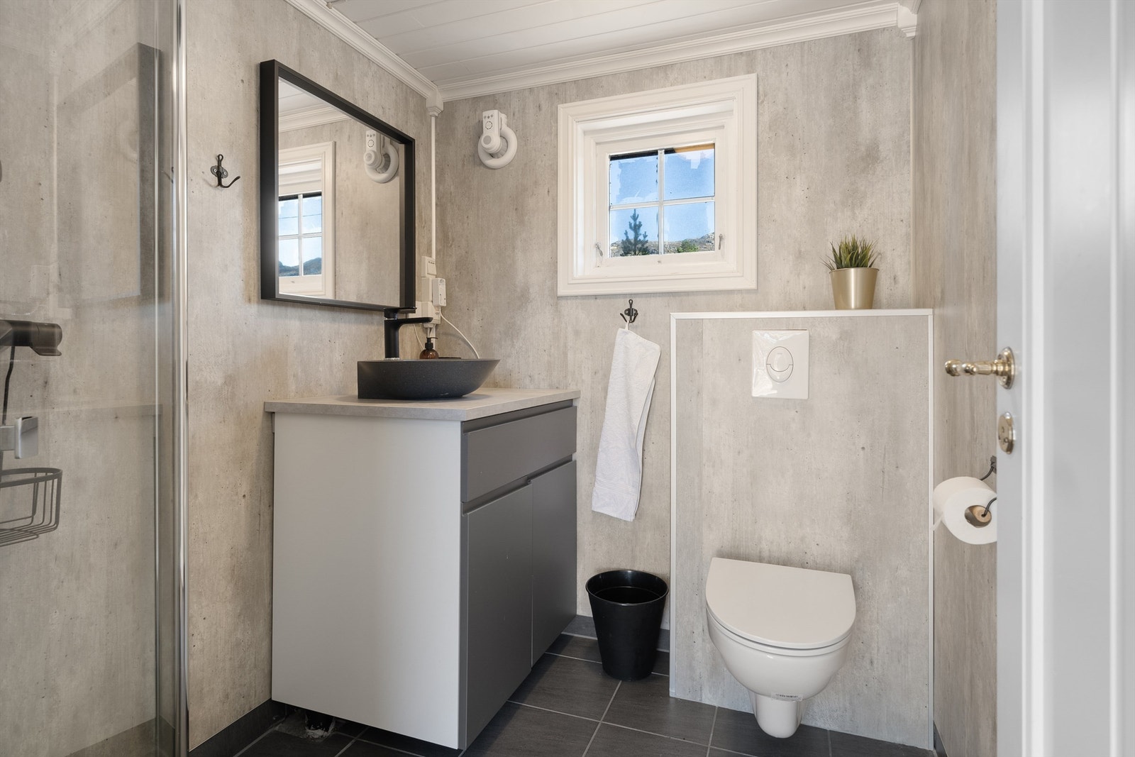 Badet i annekset. Dusjhjørne, servant med skuffer under, vegghengt wc. Galleribilde