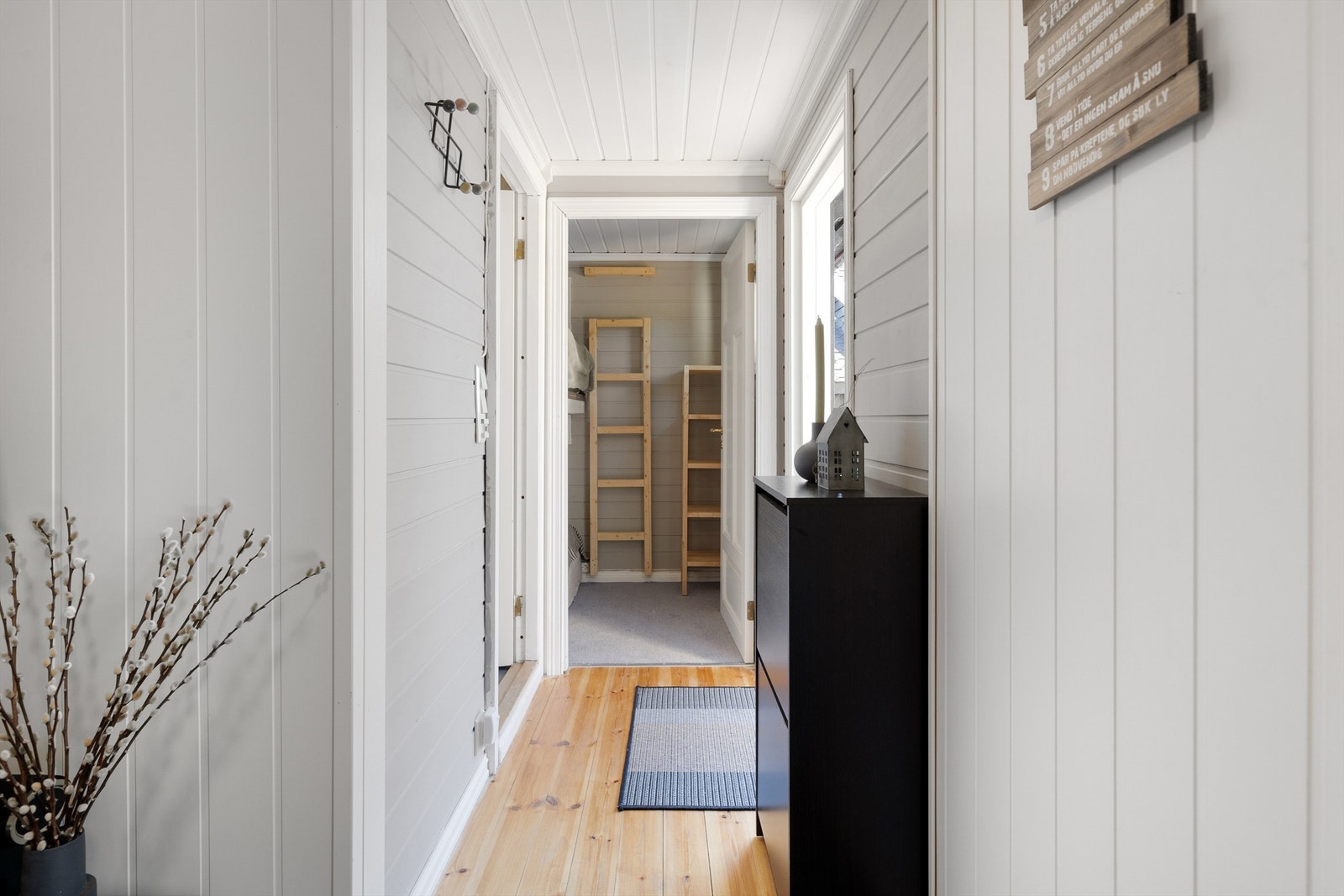 Velkommen inn i annekset. Soverom rett frem og badet til venstre. Galleribilde