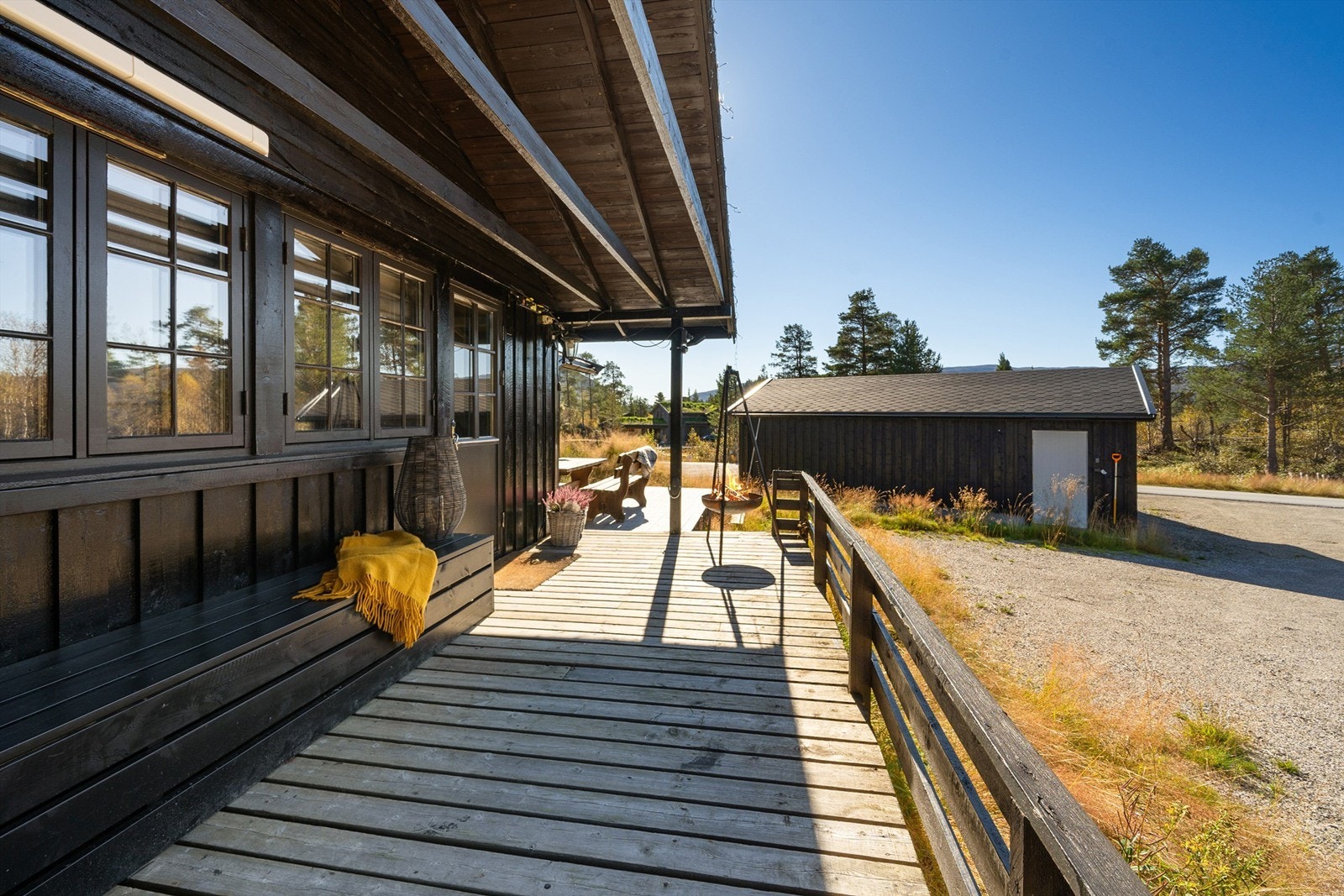 Terrassen utenfor stue. Garasjen. Galleribilde