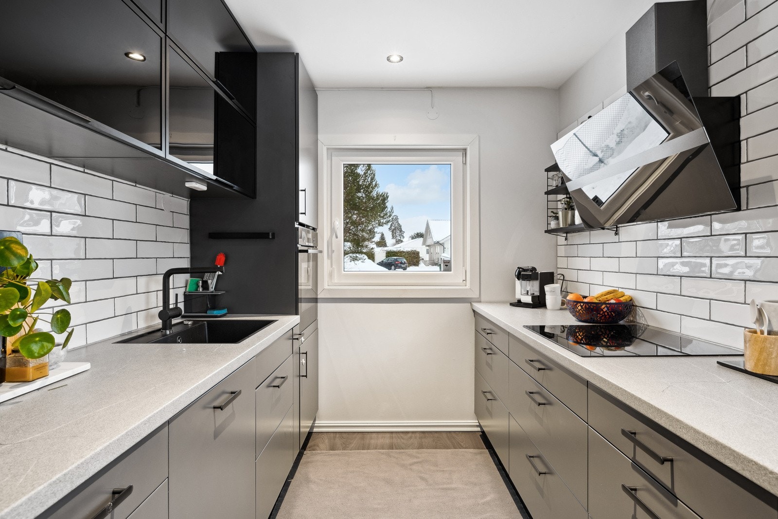 Kjøkkenet ligger i delvis adskilt løsning med adkomst fra gang/stue. Galleribilde