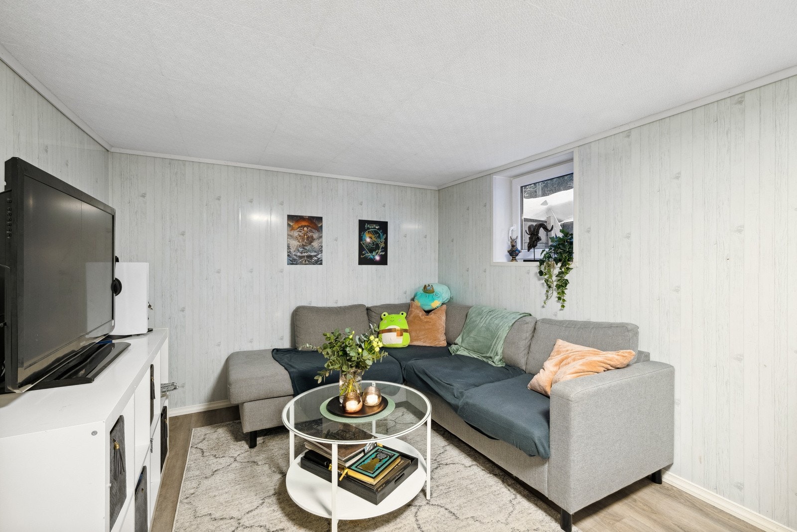 Rom innredet som stue i kjeller. Ikke godkjent. Galleribilde