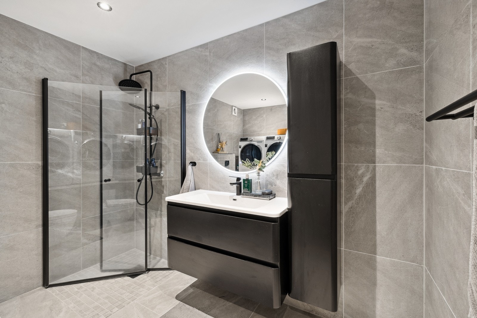 Lekkert baderom fra 2022. Fliser med varme i gulvet, fliser på veggene og downlights i himling. Galleribilde