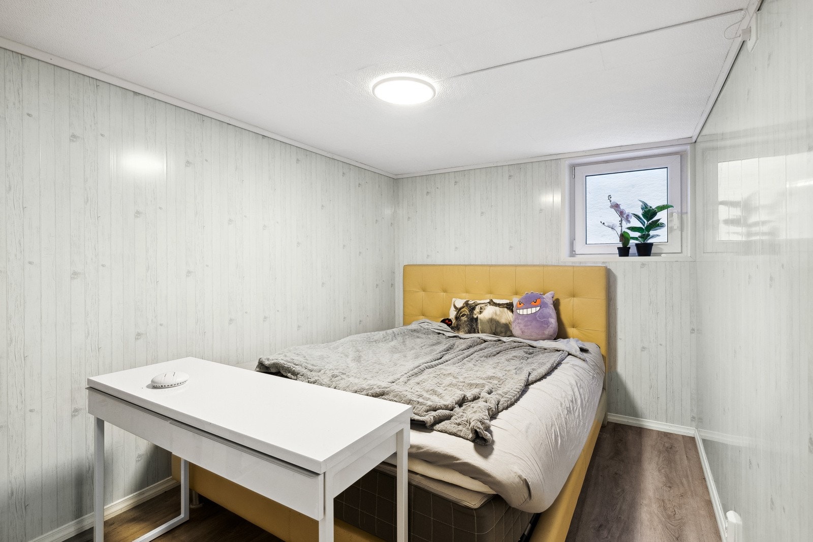 Rom innredet som soverom i kjeller. Ikke godkjent. Galleribilde