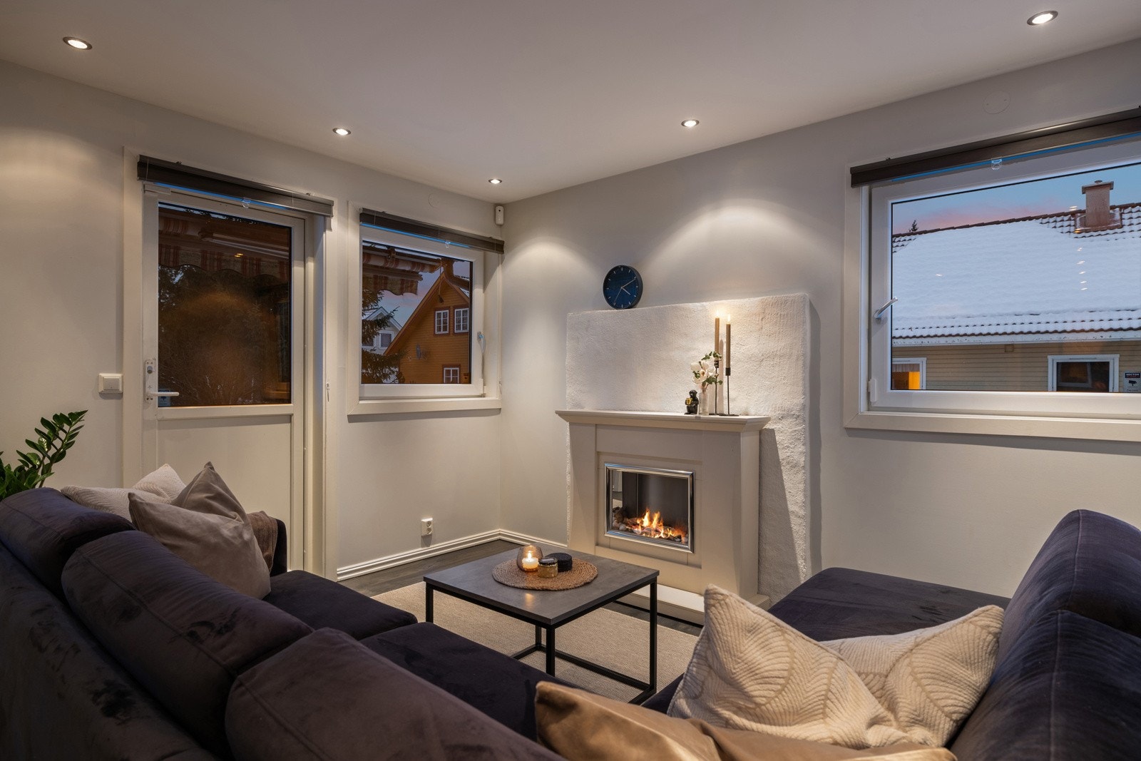 Pene overflater med laminat, lyse fargevalg og downlights i himling. Galleribilde