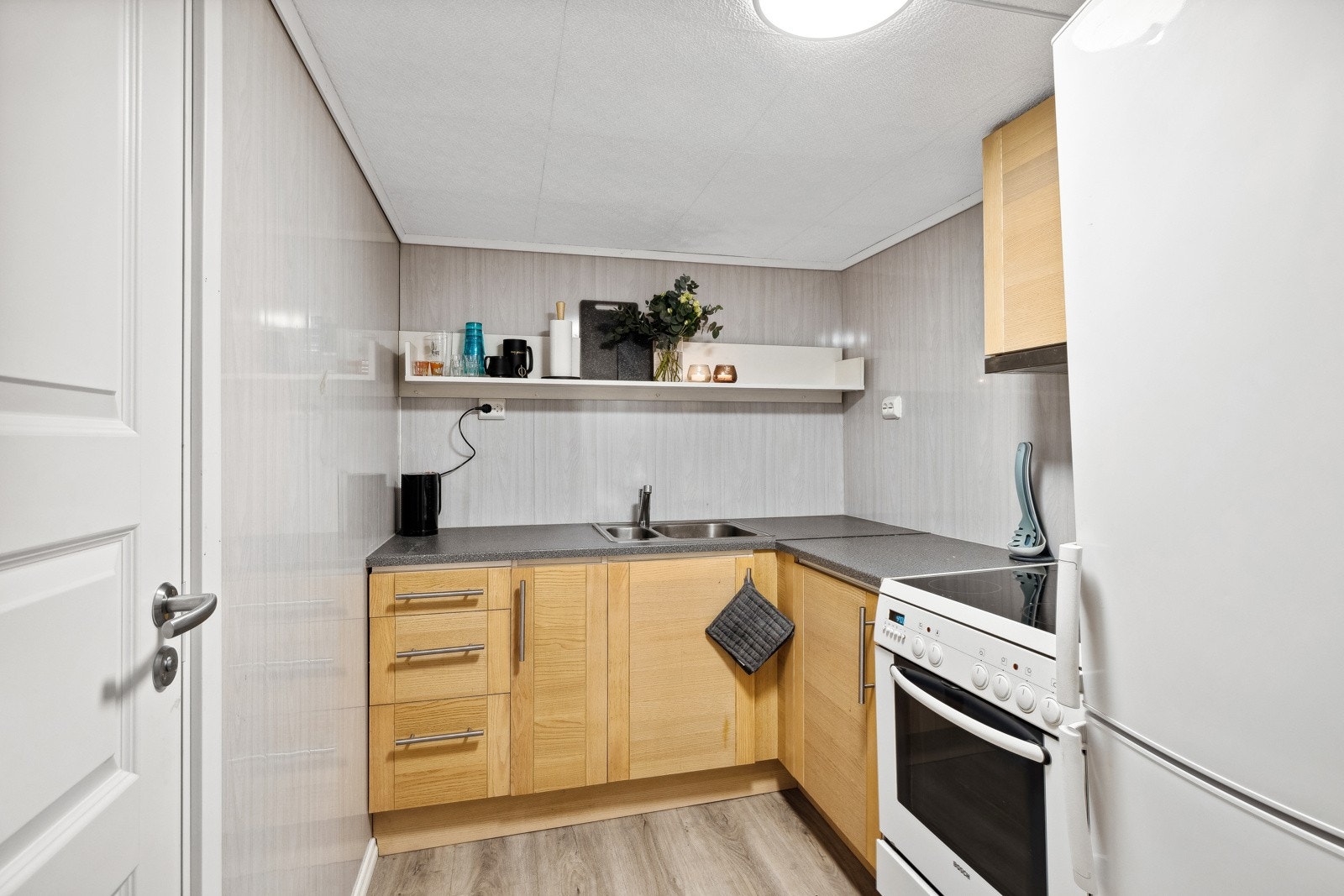 Rom innredet som kjøkken i kjeller. Ikke godkjent. Galleribilde