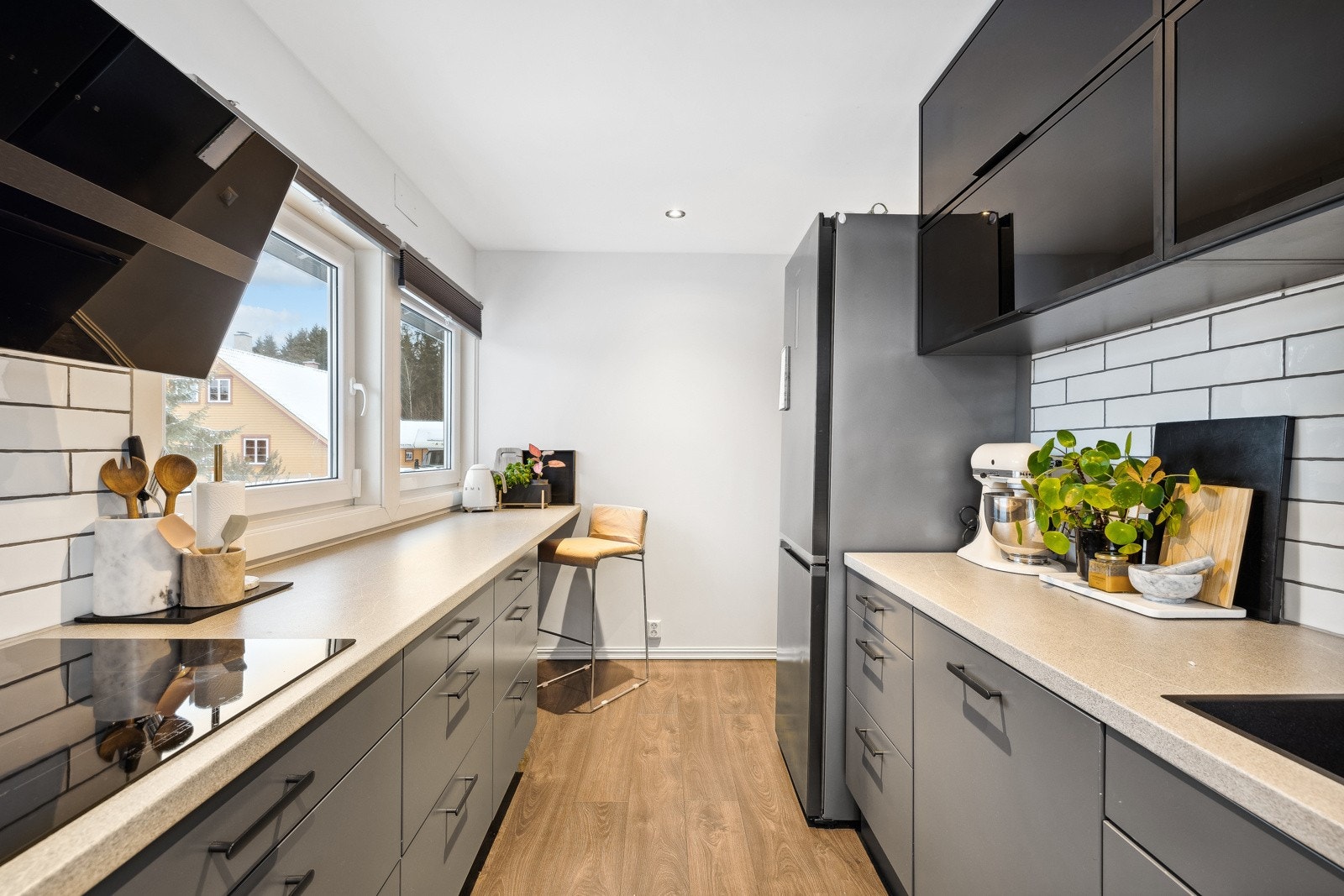 Kjøkkenet har integrerte hvitevarer som induksjonstopp, stekeovn og oppvaskmaskin, samt avsatt plass til fristtående kjøleskap. Galleribilde