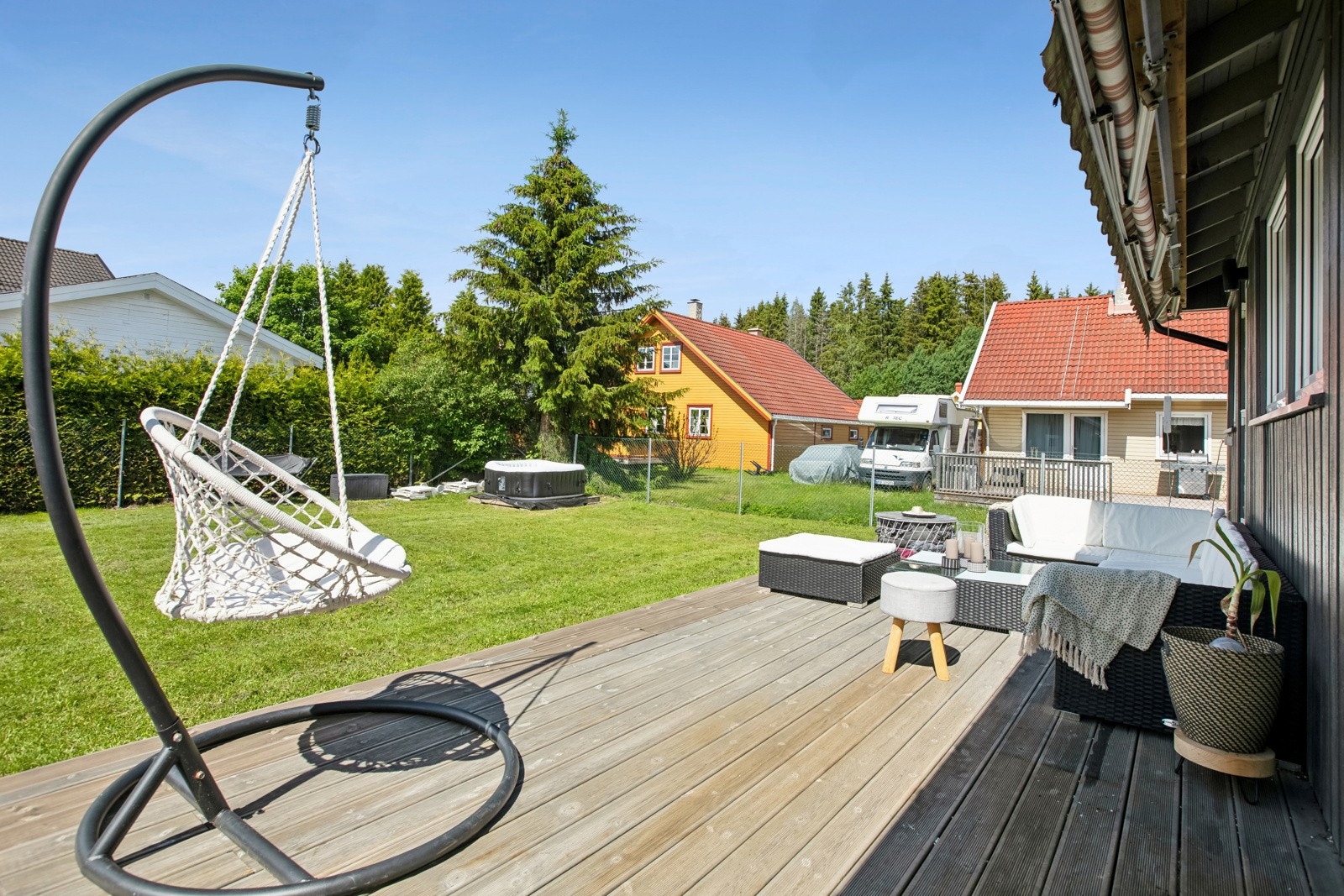 Solrik og fin terrasse. Galleribilde