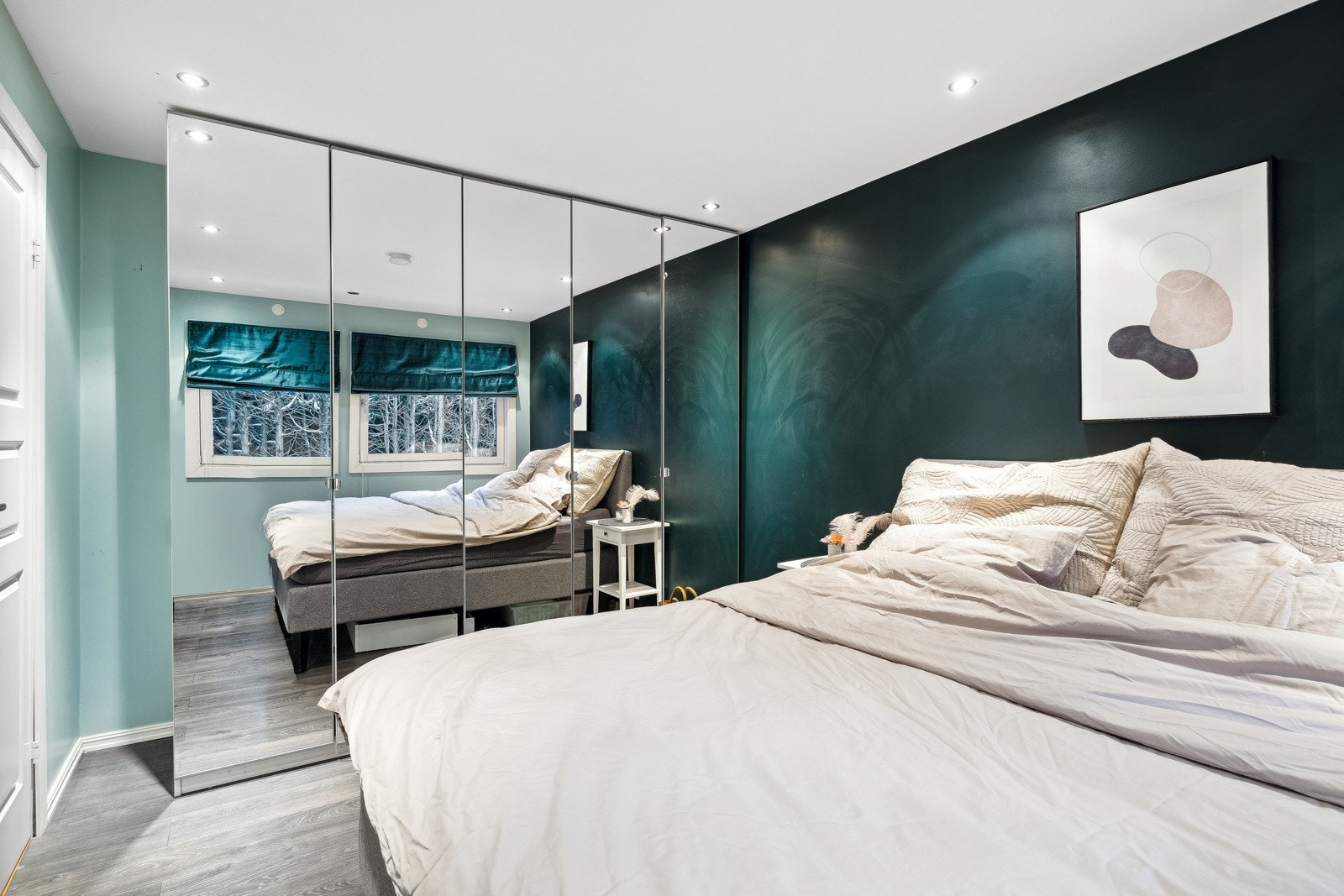 Soverommet har god plass til seng og oppbevaring i stort garderobeskap. Galleribilde