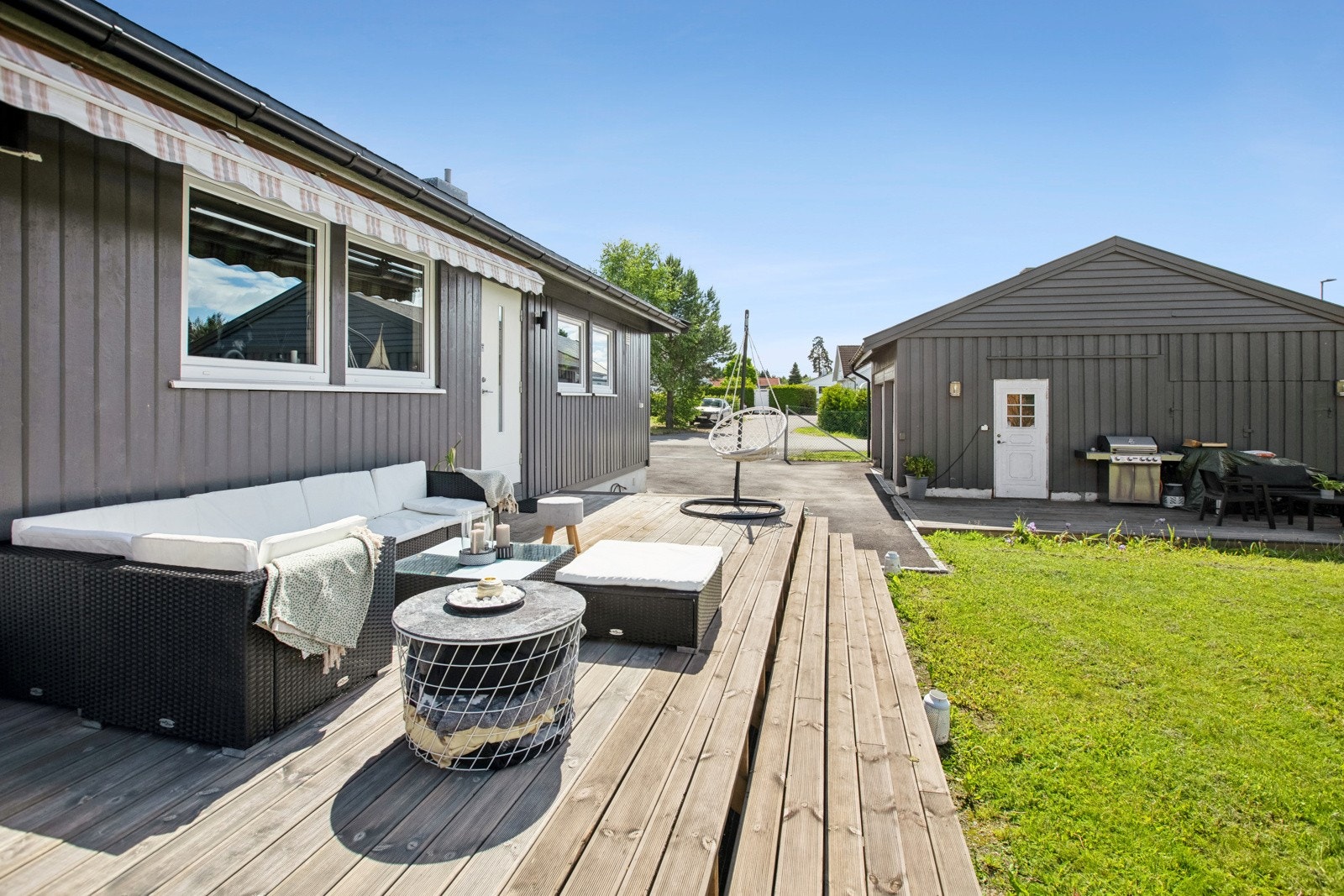 Terrasse fører ned til egen, stor hage. Galleribilde