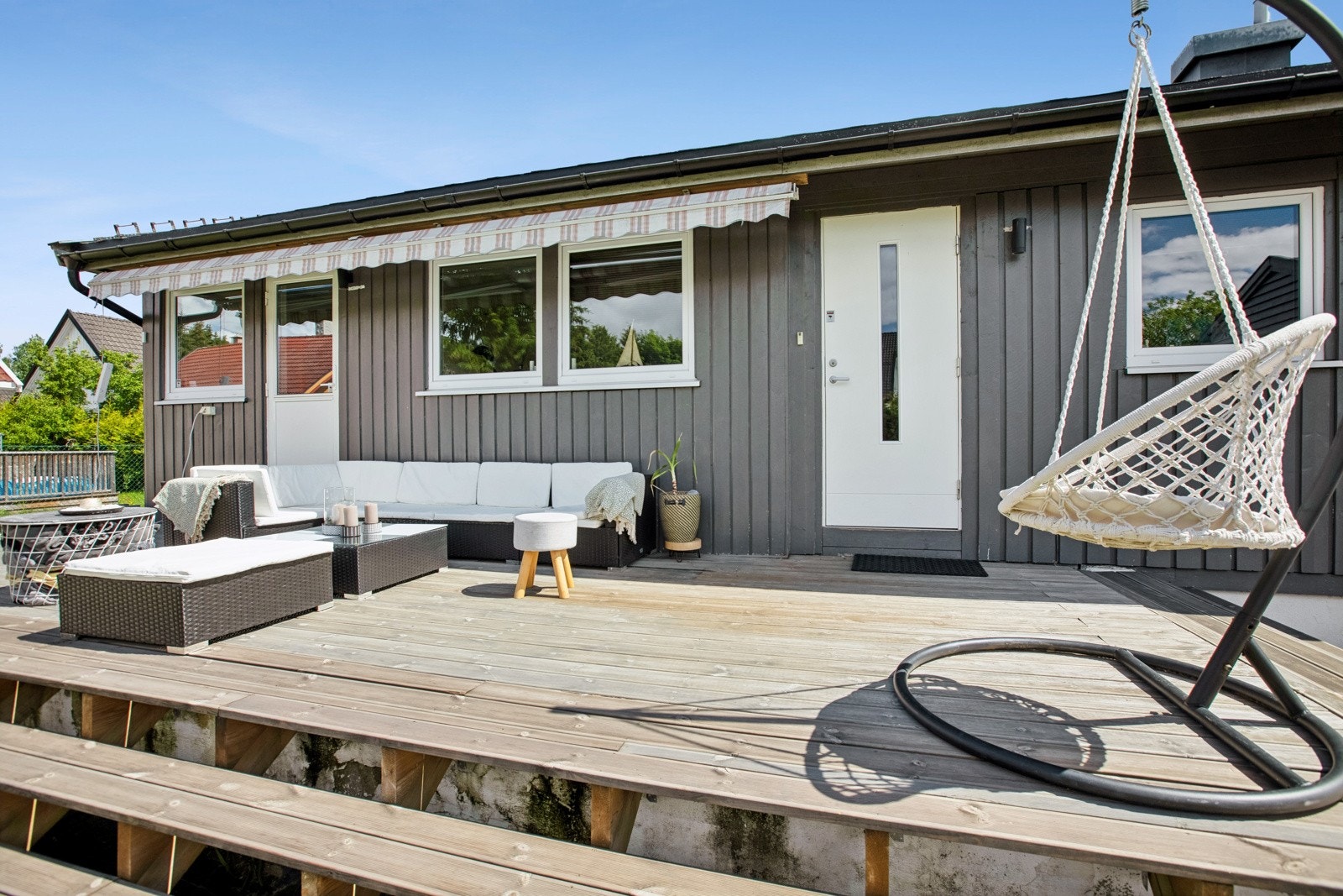 Terrasse og inngangsparti. Galleribilde