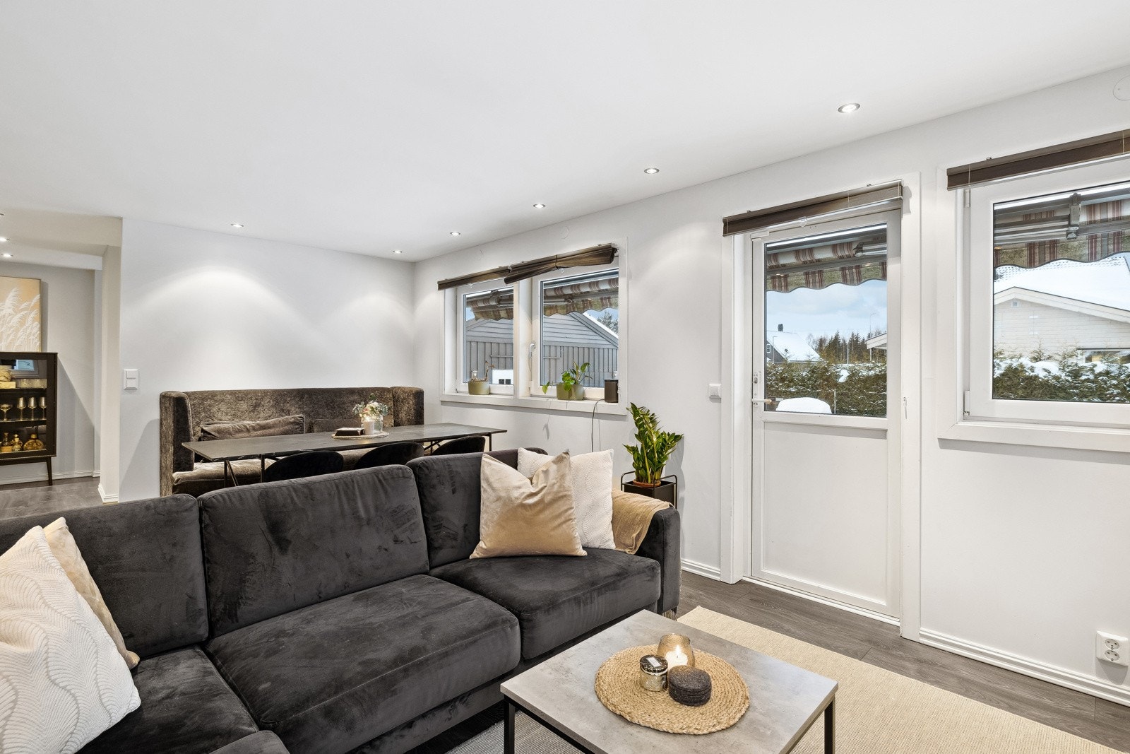 Det er utgang fra stuen til hagen. Galleribilde