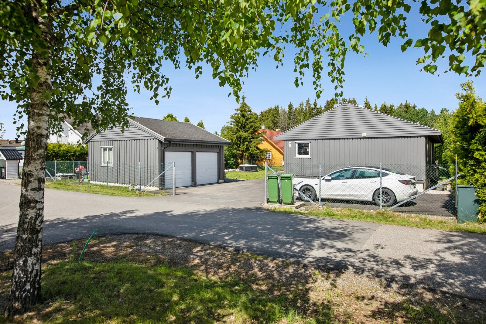 Enebolig med dobbelgarasje. Galleribilde