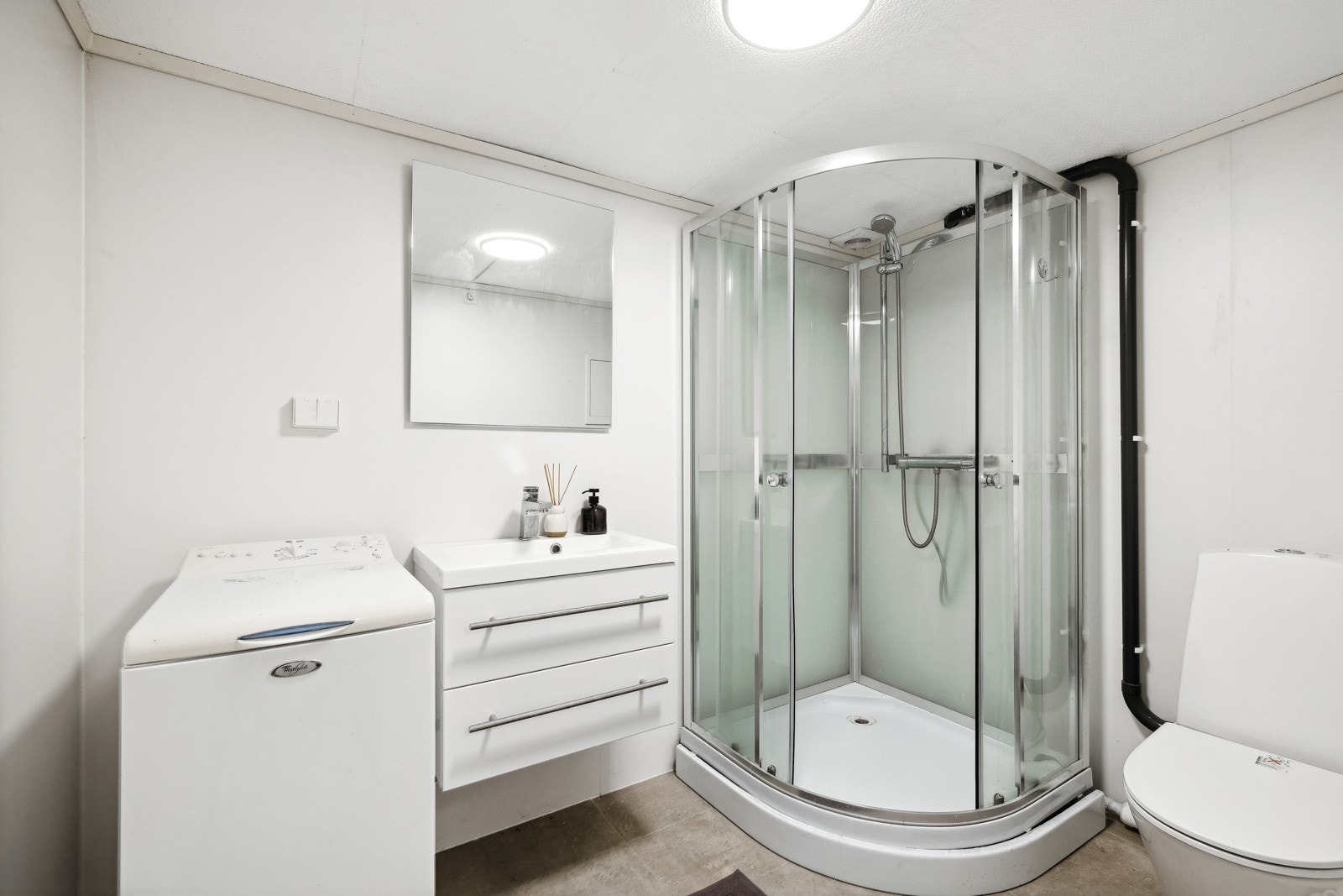 Rom innredet som bad i kjeller. Ikke godkjent. Galleribilde