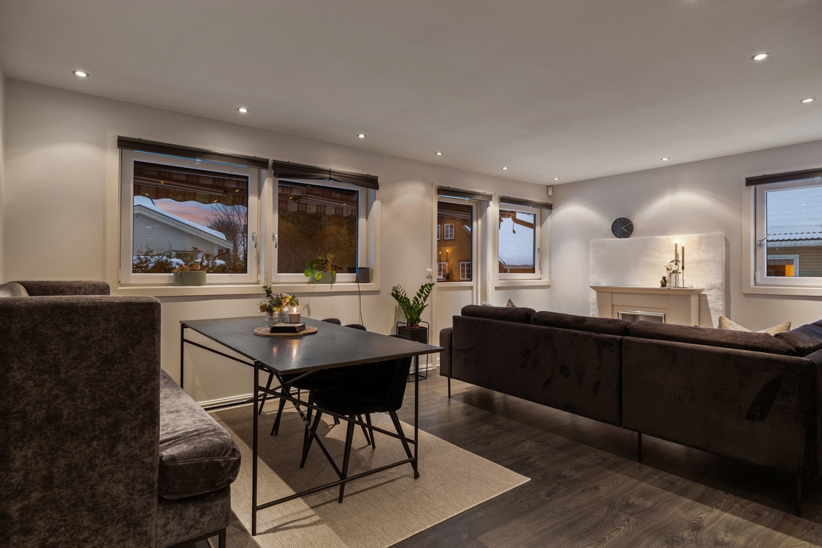 Stuen har god plass til spisestue og sofagruppe. Galleribilde