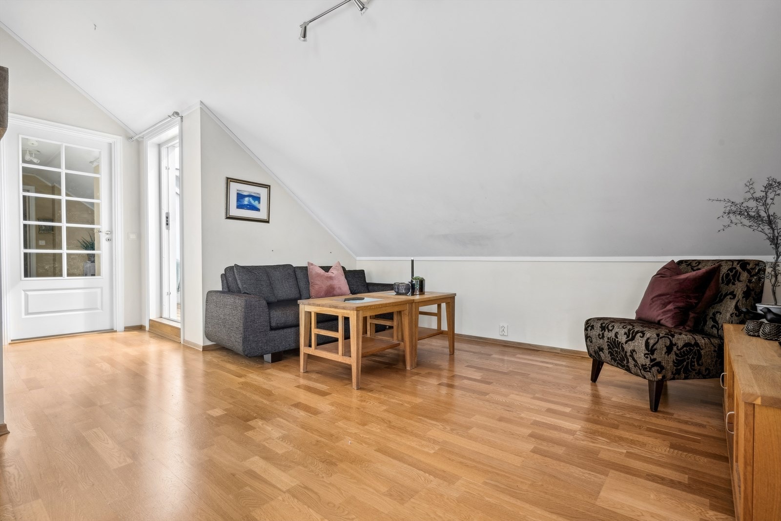 Stuen er romslig og har en møbleringsvennlig utforming med god plass til både sofa og stor spisegruppe Galleribilde