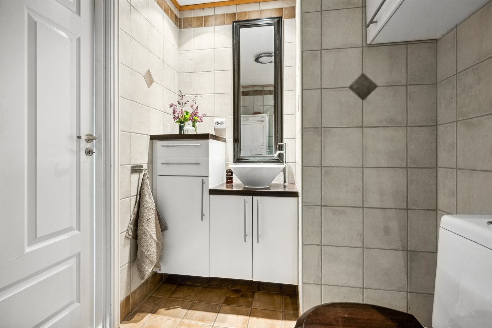 Innredningen består av servant, skuffer, skap og speil på vegg Galleribilde