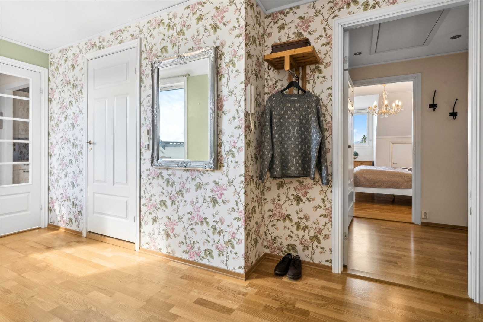 Man ønskes velkommen inn i en lun og hyggelig entrè med god plass til å henge fra seg yttertøy - Like ved finner du en gang med to skyvedørsgarderober som gir ekstra oppbevaringsplass Galleribilde