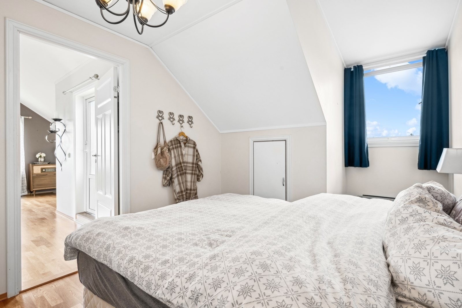 Soverom II - Det andre soverommet har adkomst fra stuen og passer perfekt som barnerom eller gjesterom Galleribilde