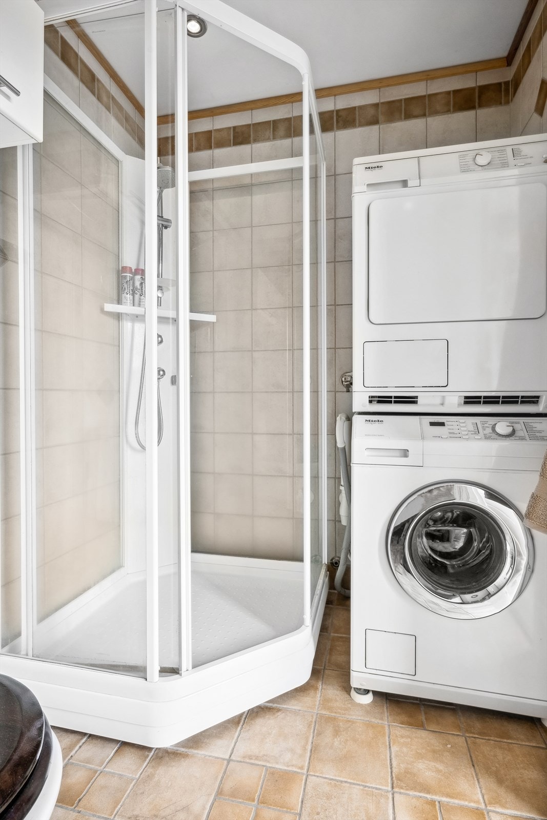 Her finner du toalett, dusjkabinett, opplegg for vaskemaskin/tørketrommel og baderomsinnredning Galleribilde