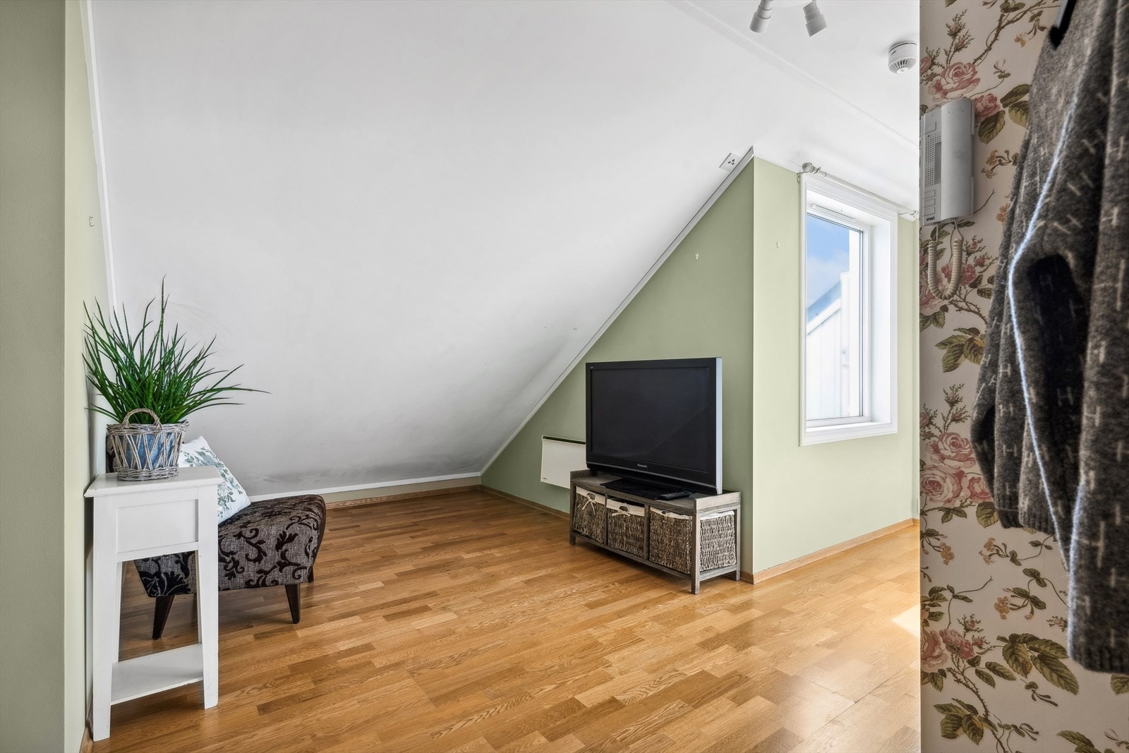 Deler av entreen benyttes som tv-stue - Herfra har du videre adkomst til stue og kjøkken Galleribilde