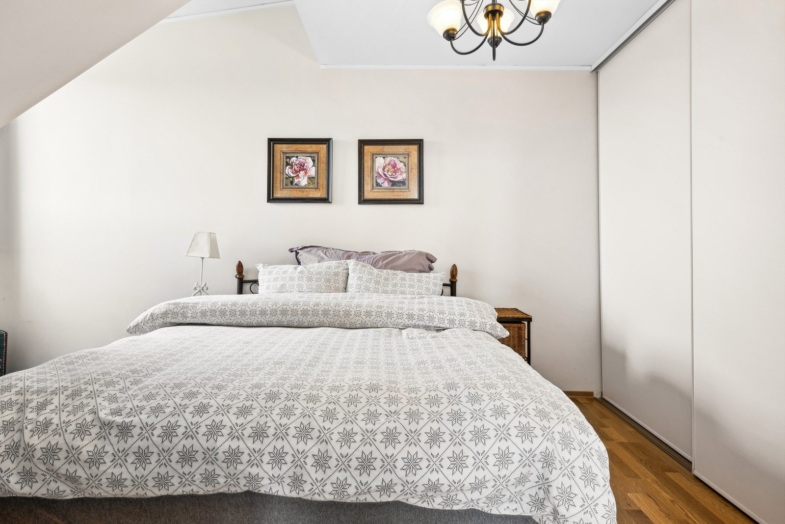 Soverom II - Rommet et utstyrt med skyvedørsgarderobe. Bod bak luken også her. Galleribilde