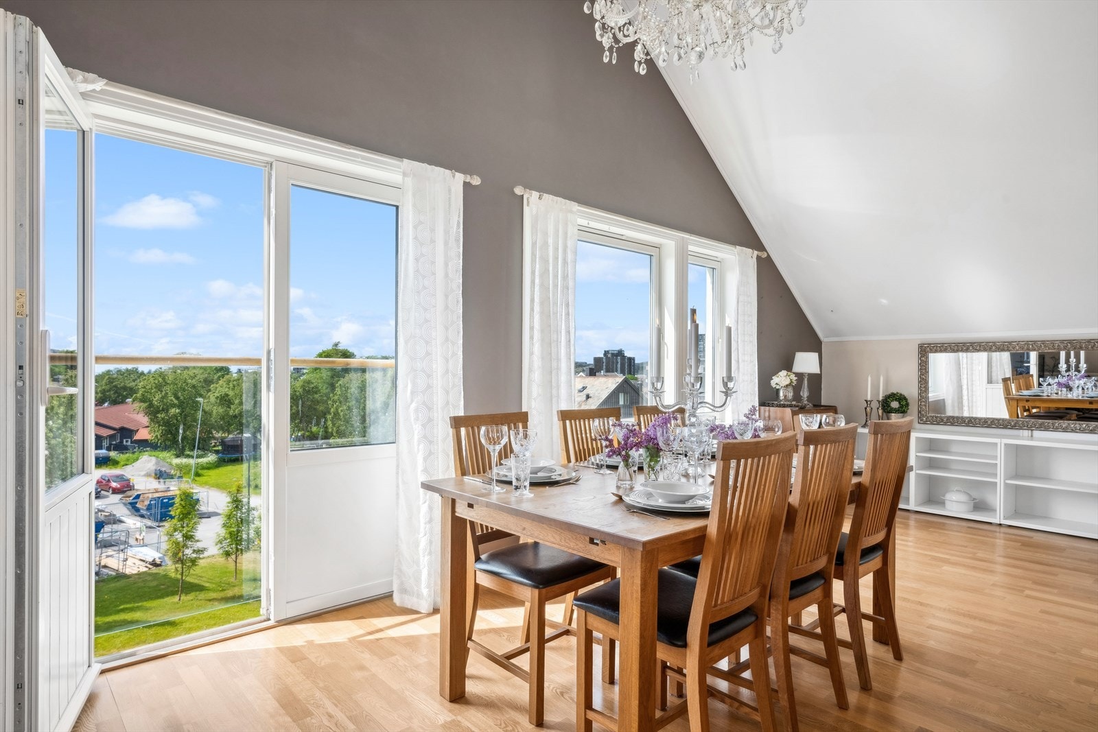 Stuen byr på mye lysinslipp med store vindusflater og fransk balkong mot vest! Galleribilde