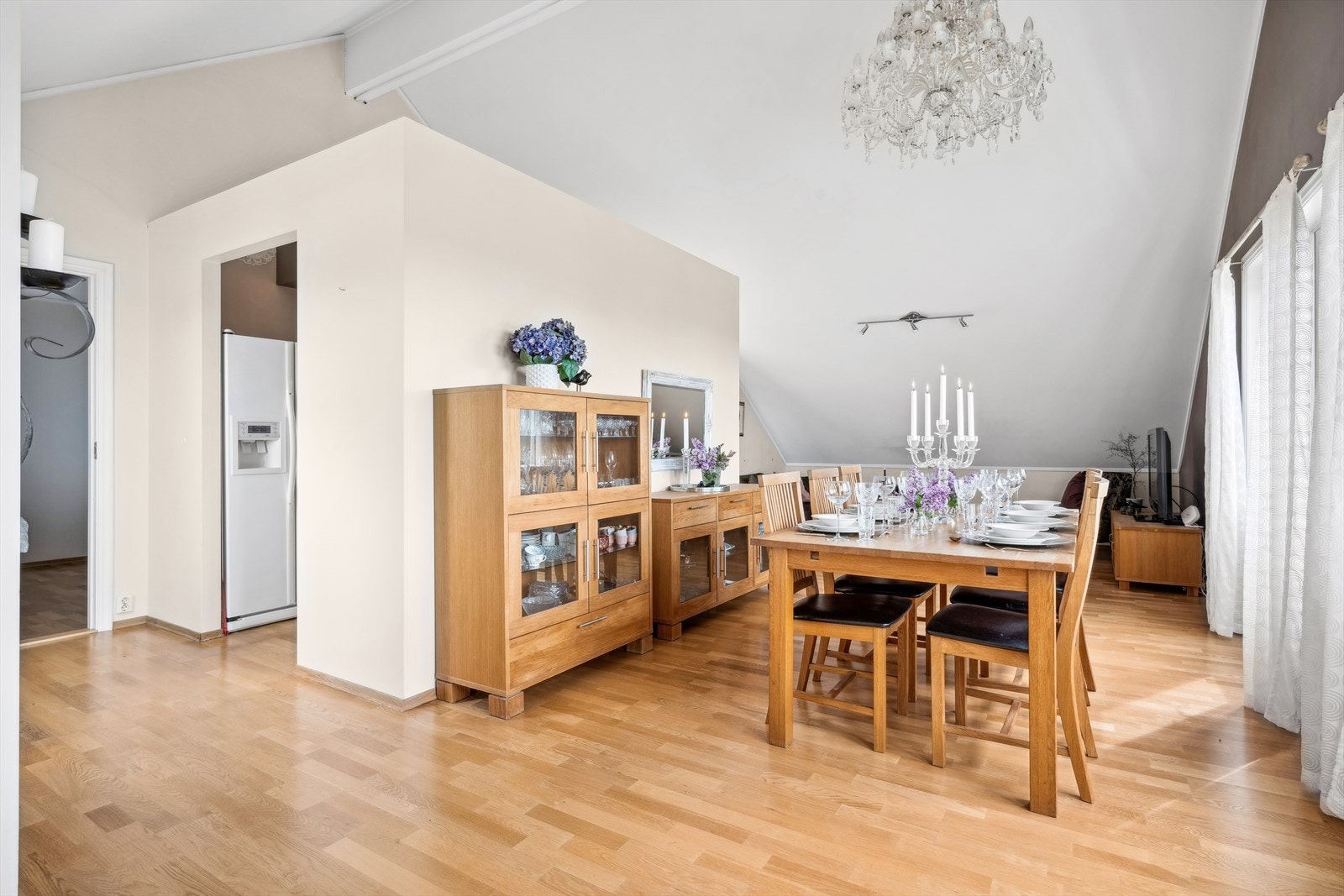 Det er også adkomst til det ene soverommet og kjøkkenet (kjøkkenet har inngang fra begge sider) Galleribilde