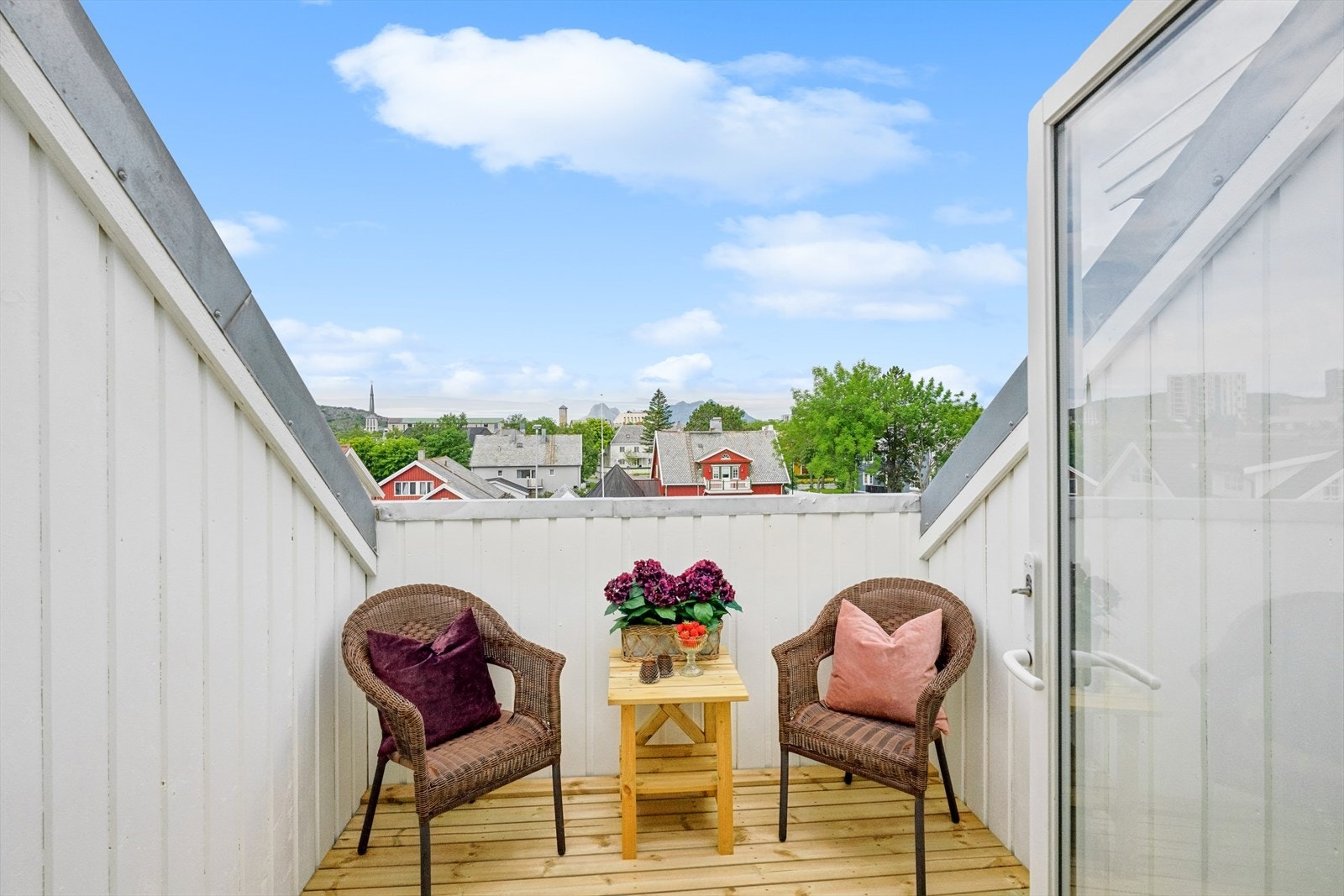 Balkong mot nord - Det er nylig skiftet kledning/dekke på balkongen Galleribilde