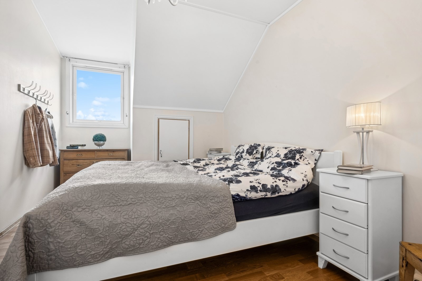 Soverom I - Hovedsoverommet har god plass til stor seng, nattbord på begge sider og skjenk/kommode. Bod bak luken. Galleribilde