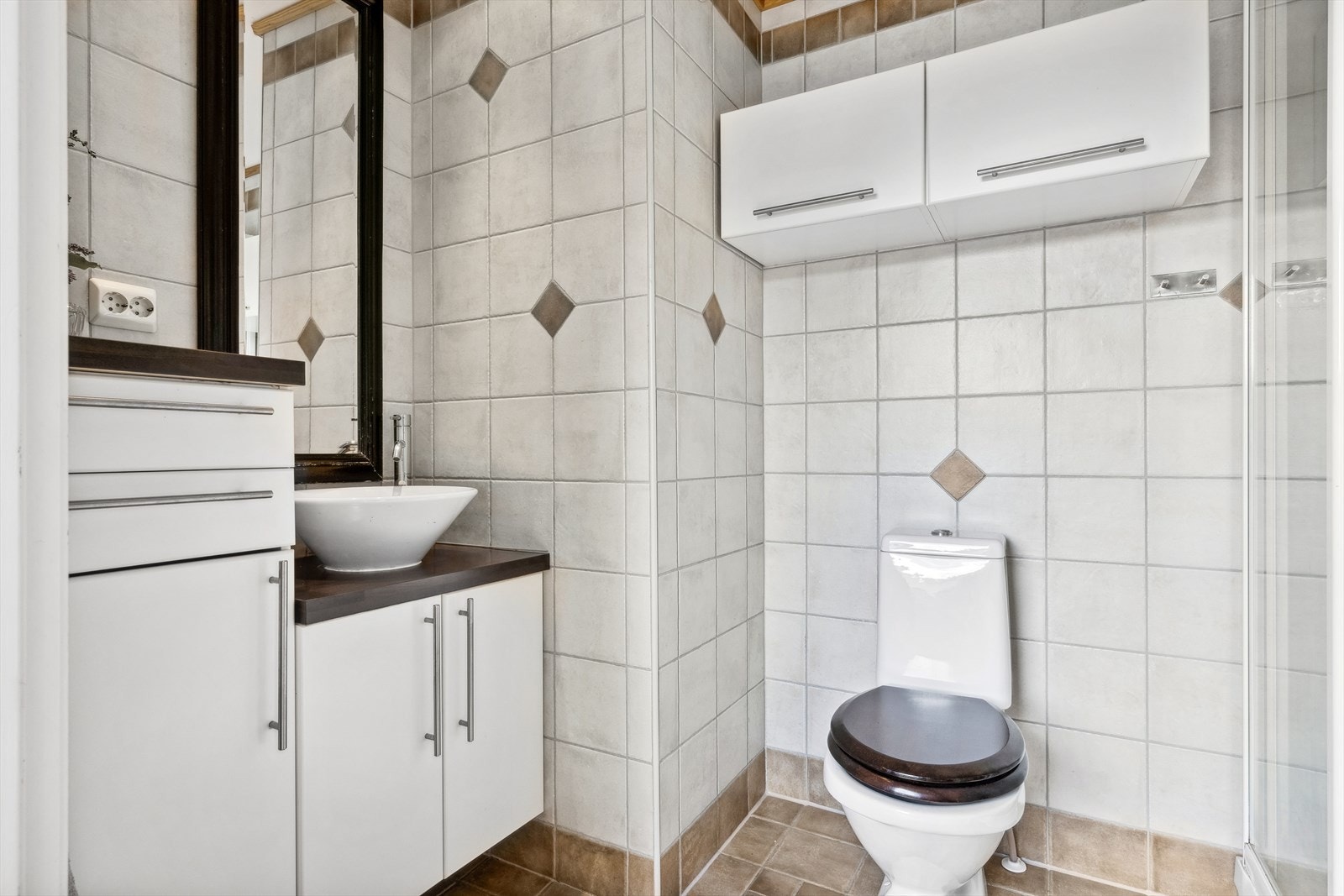 Badet er tidløst med flislagte overflater og elektriske varmekabler Galleribilde