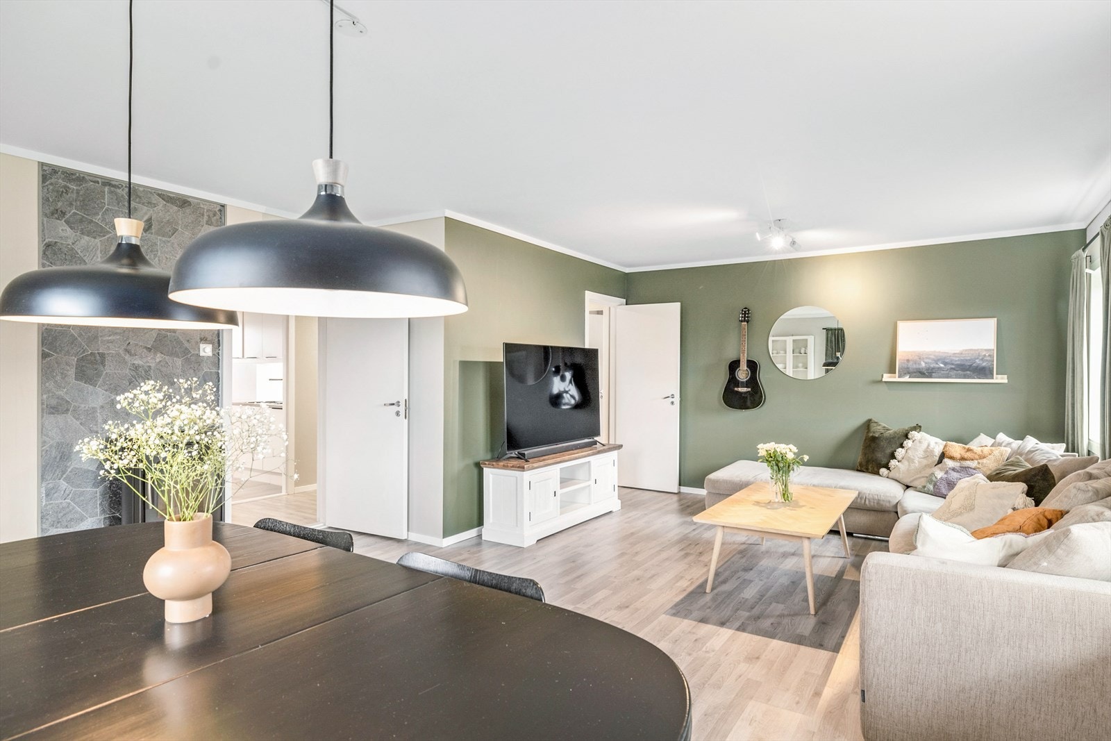 Rommet lar seg enkelt møblere med spisebord og tilhørende møblement, samt tv/sofa-gruppe Galleribilde