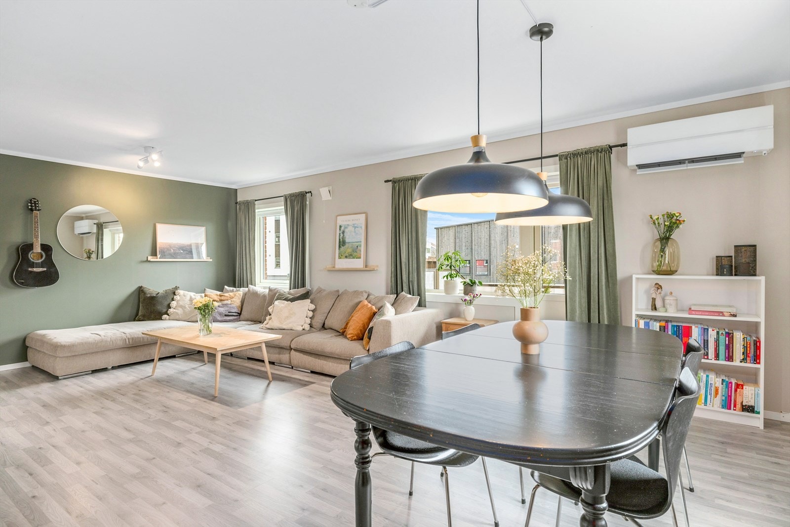 I stuen er det både peis og varmepumpe Galleribilde