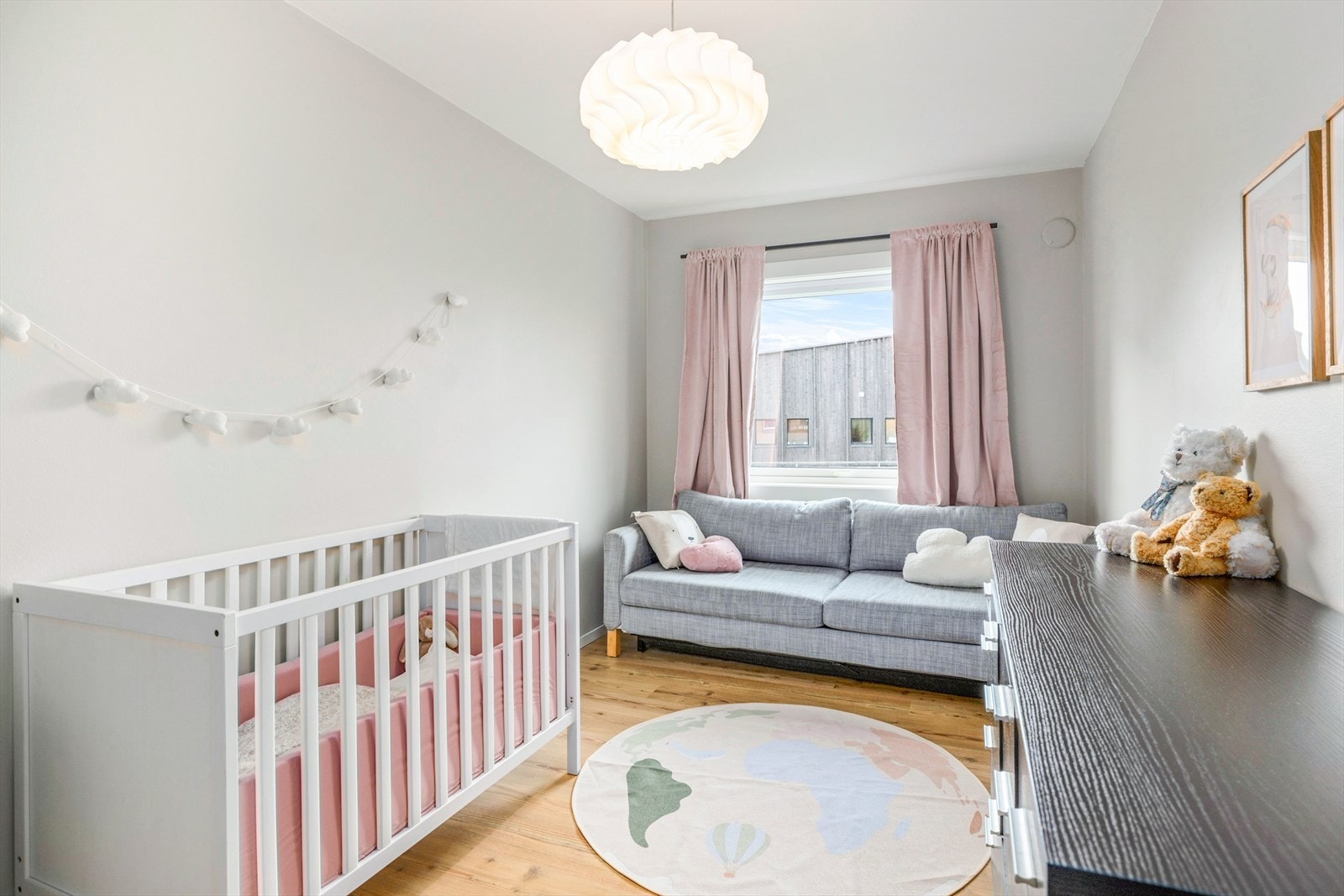 Soverom 2 er også av god størrelse med plass til dobbeltseng og annet mindre soveromsmøblement Galleribilde