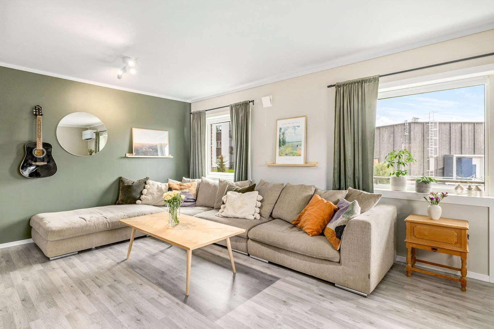 Lys stue som er malt i tidsriktige og moderne farger Galleribilde